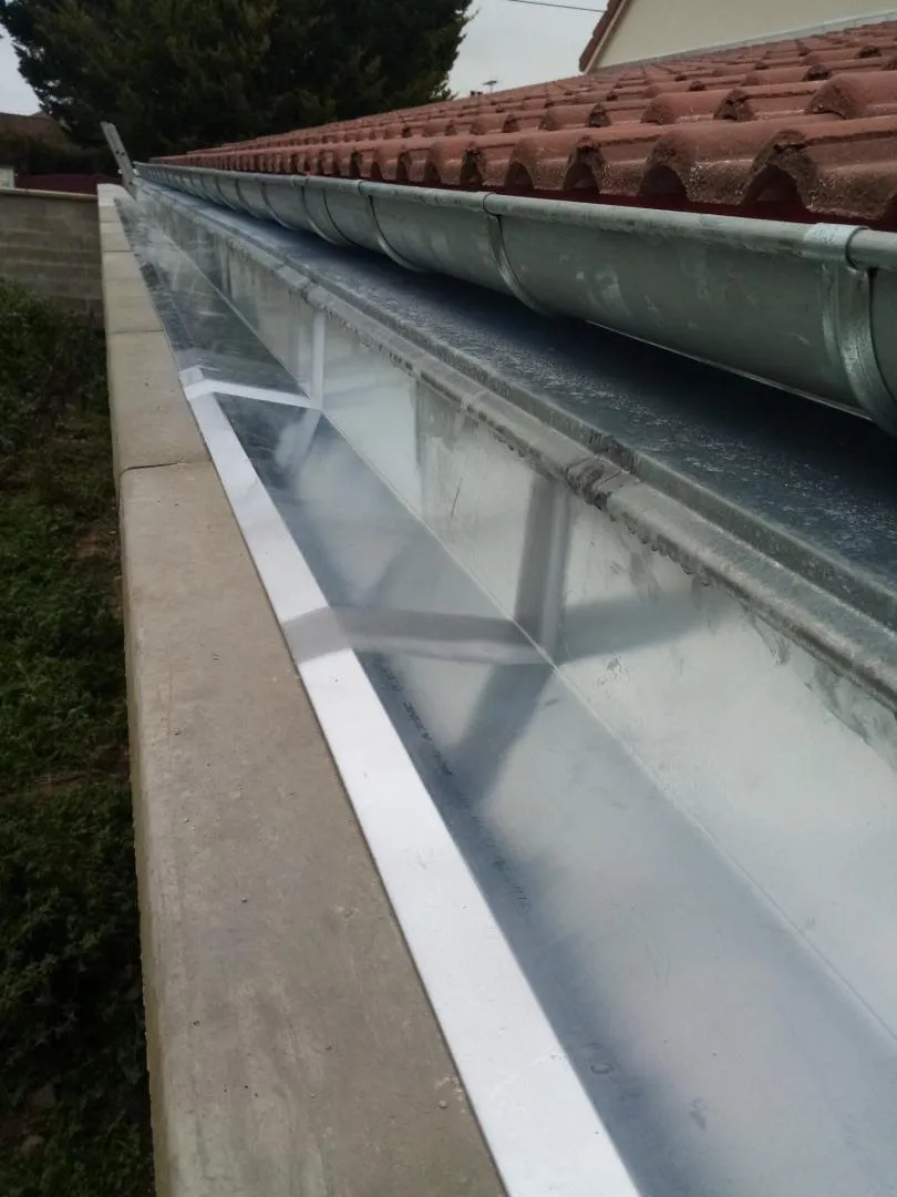 Détail du raccord de toiture contre le bâtiment existant.