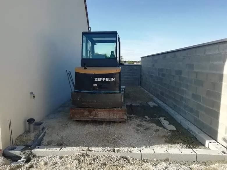Préparation de l’espace latéral entre la maison et le mur de limite.