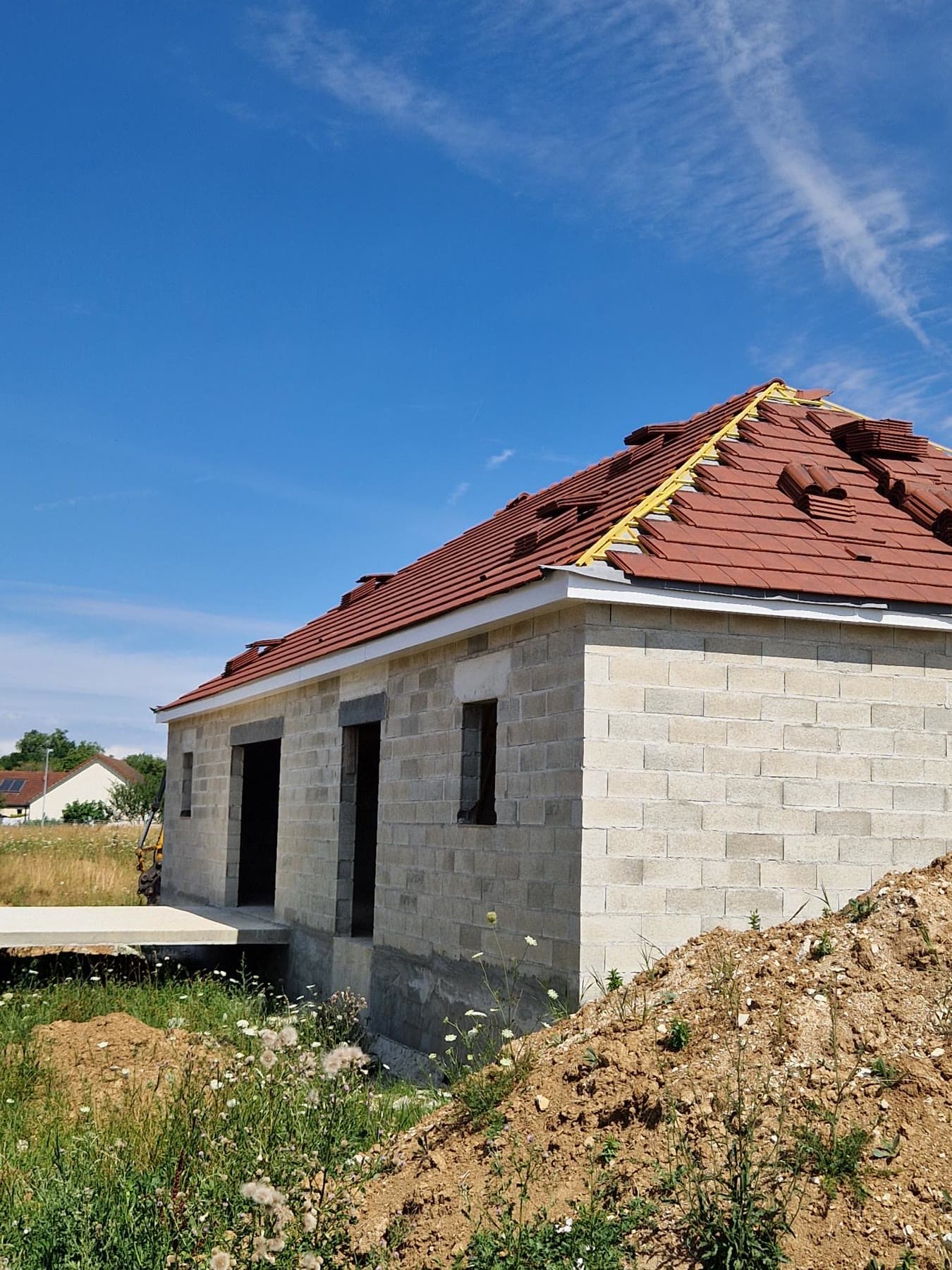 Façades et toiture après la pose des tuiles.
