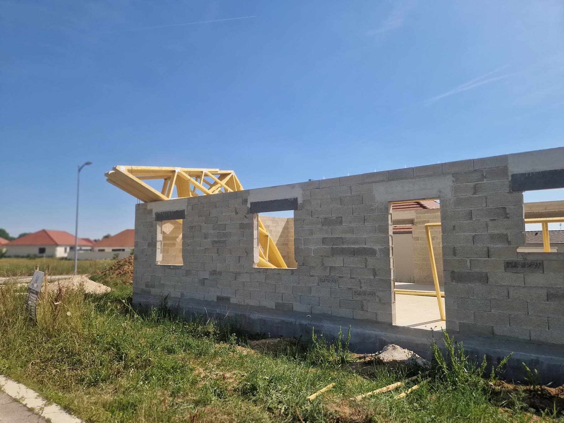 Élévation des murs en parpaings.