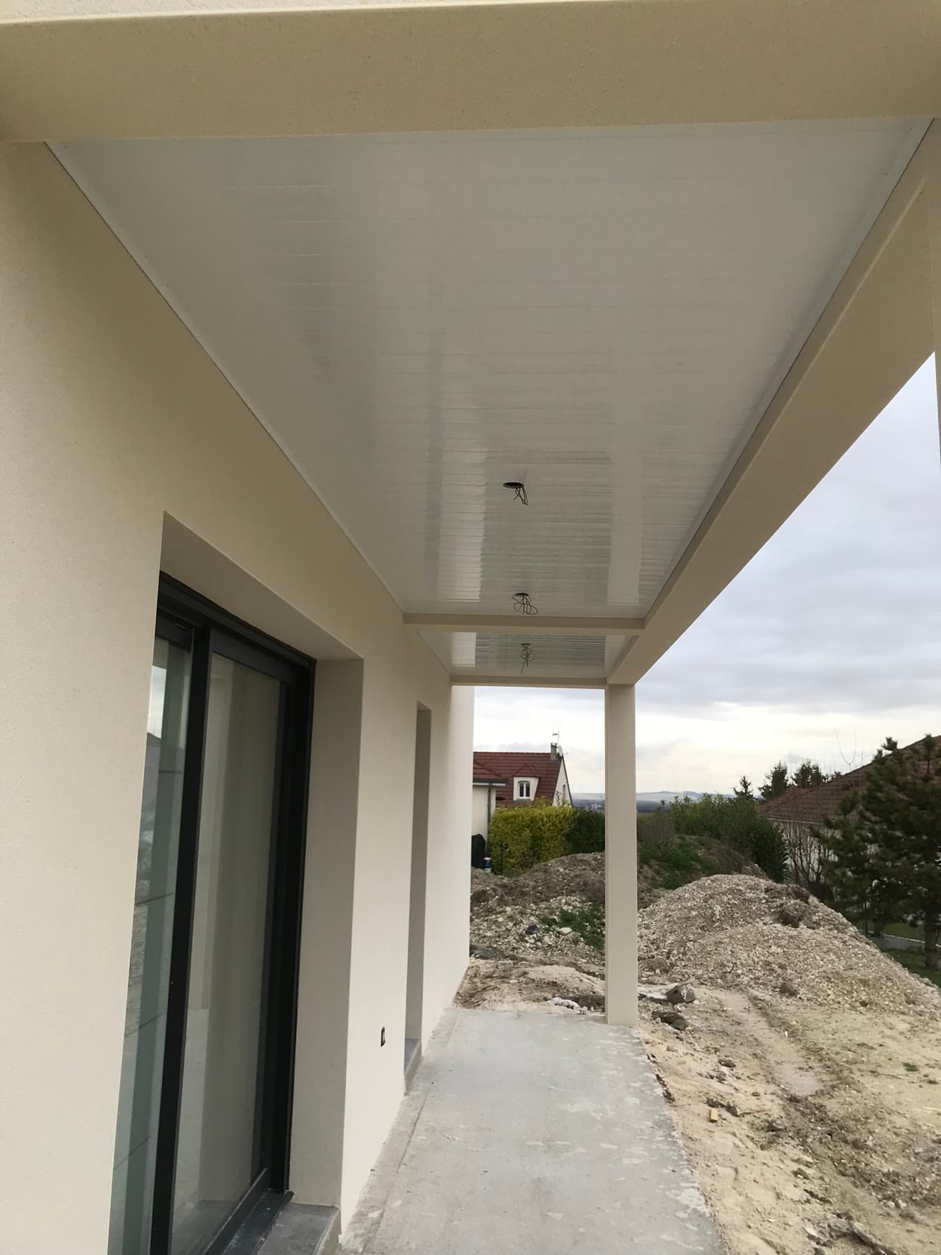 Finition du plafond au droit des murs du porche.