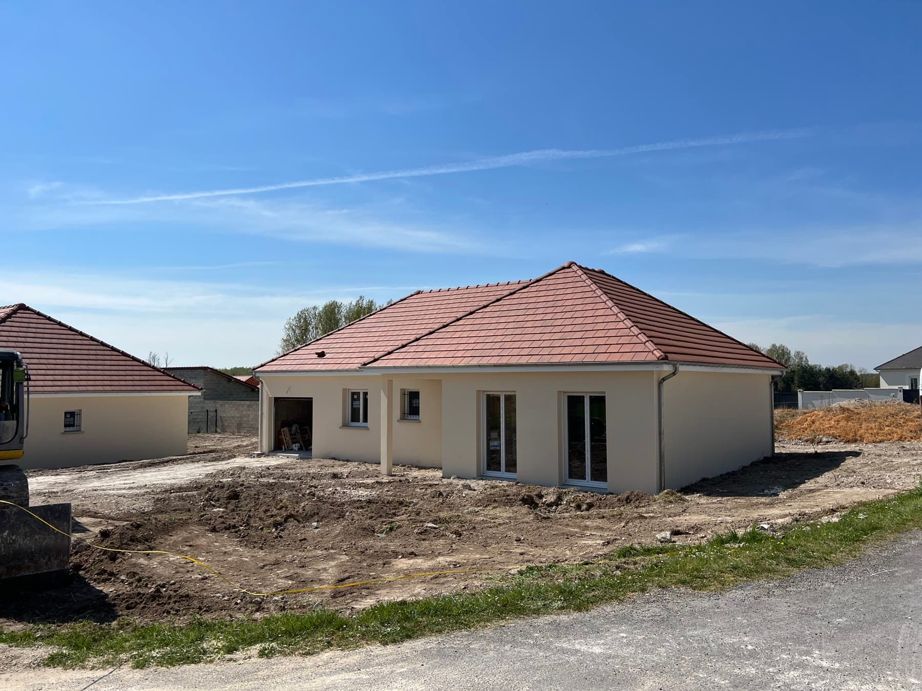 Maison de plain-pied et façades enduites à Granges-sur-Aube