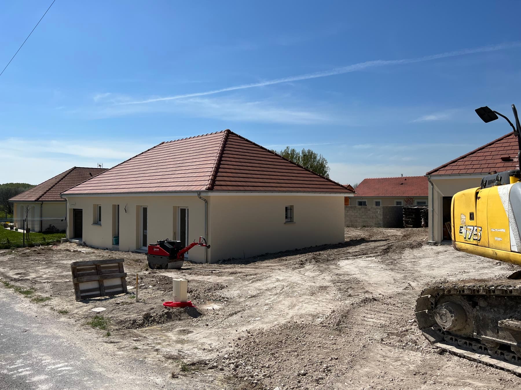 Vue extérieure de la maison et de sa toiture à quatre pans.