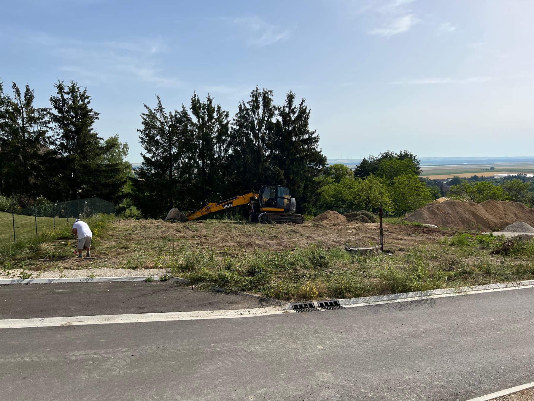 Dalle et soubassement en cours de réalisation.