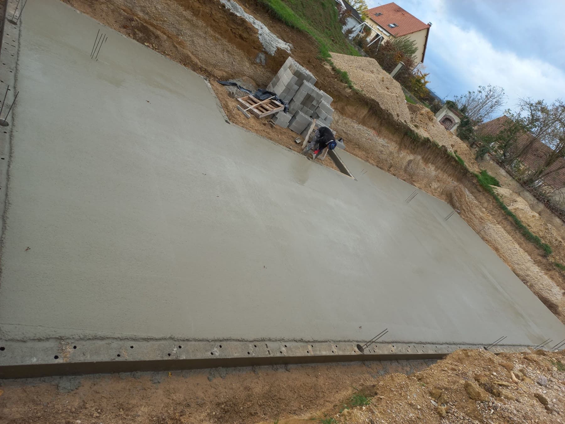 Finition mécanique de la surface du béton.