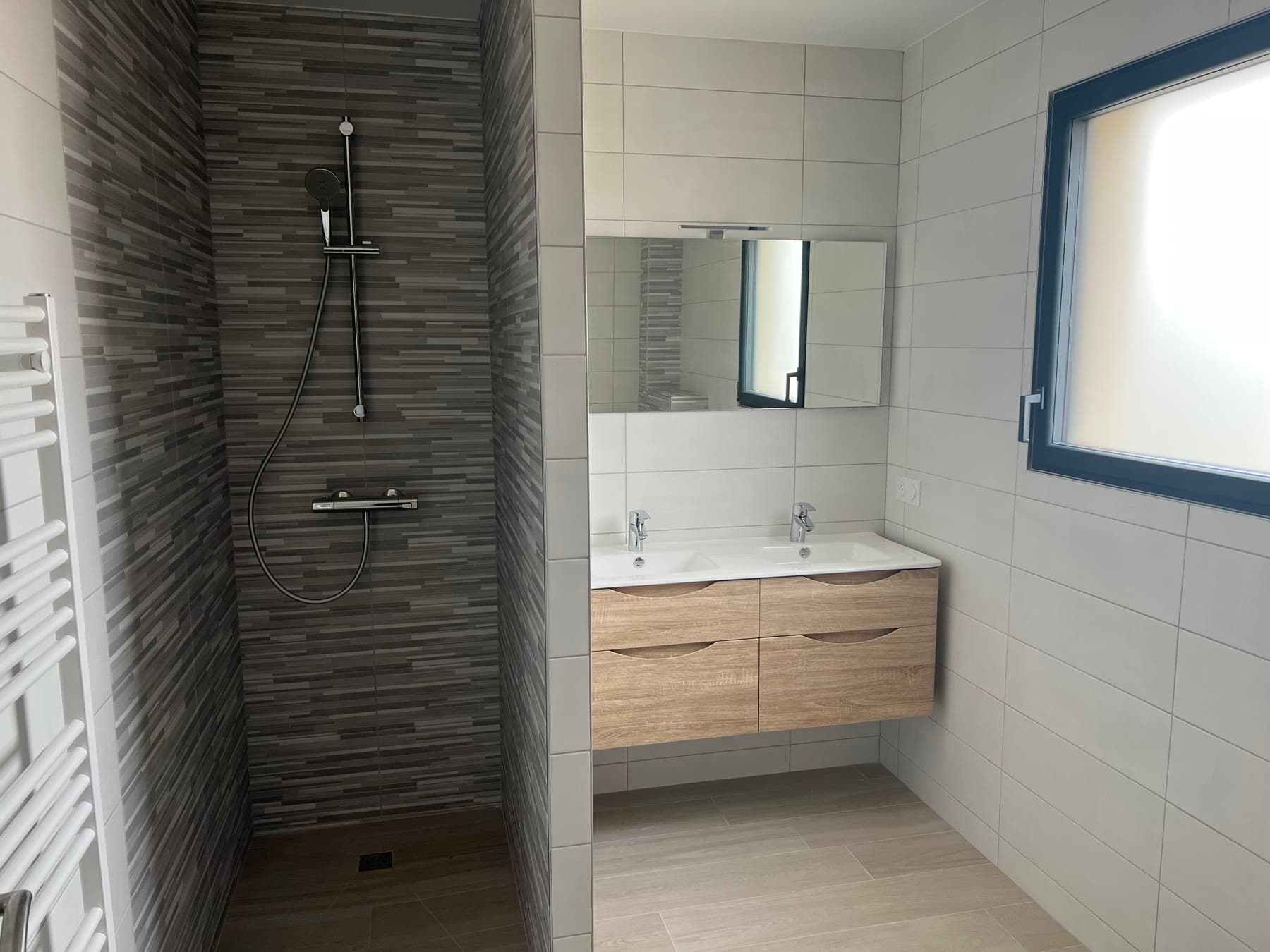 Salle de bains à Payns avec douche carrelée et meuble double vasque, chantier LGD Bâtiment
