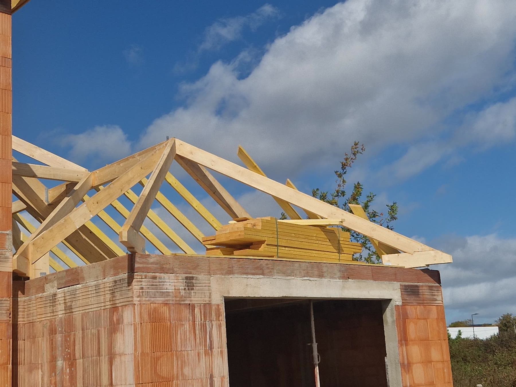 Structure bois au-dessus du garage.