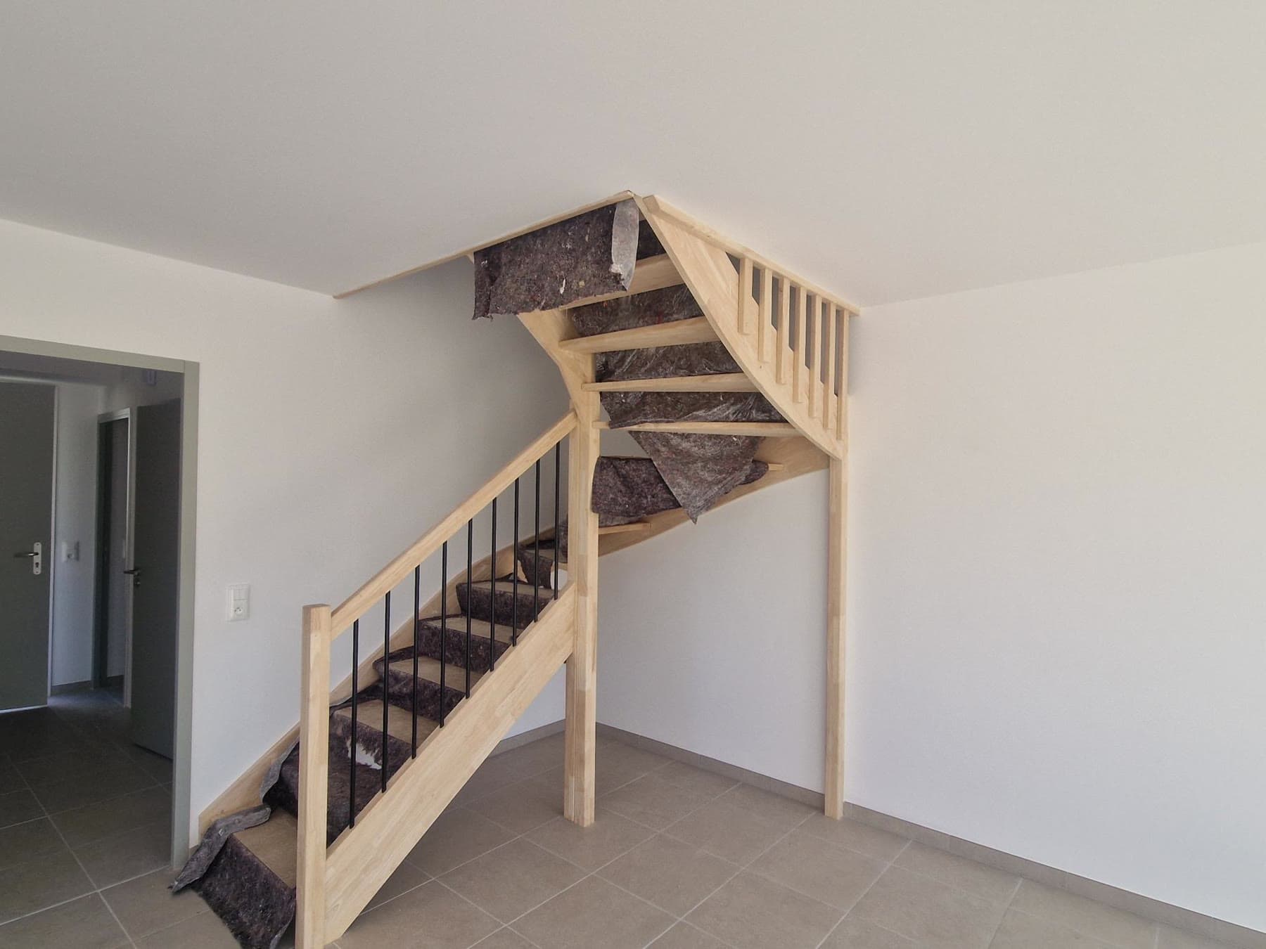 Escalier et aménagement du séjour.