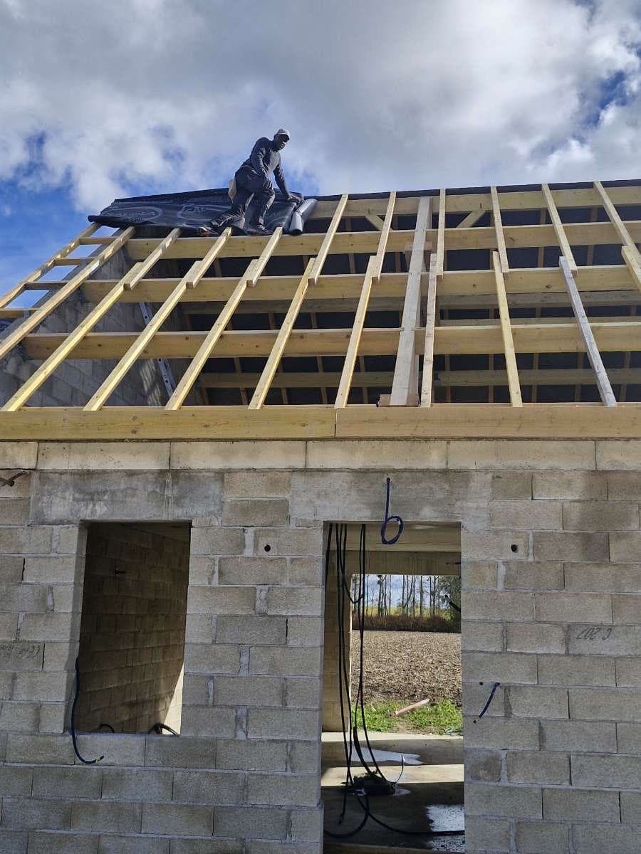 Pose de la structure de toiture.