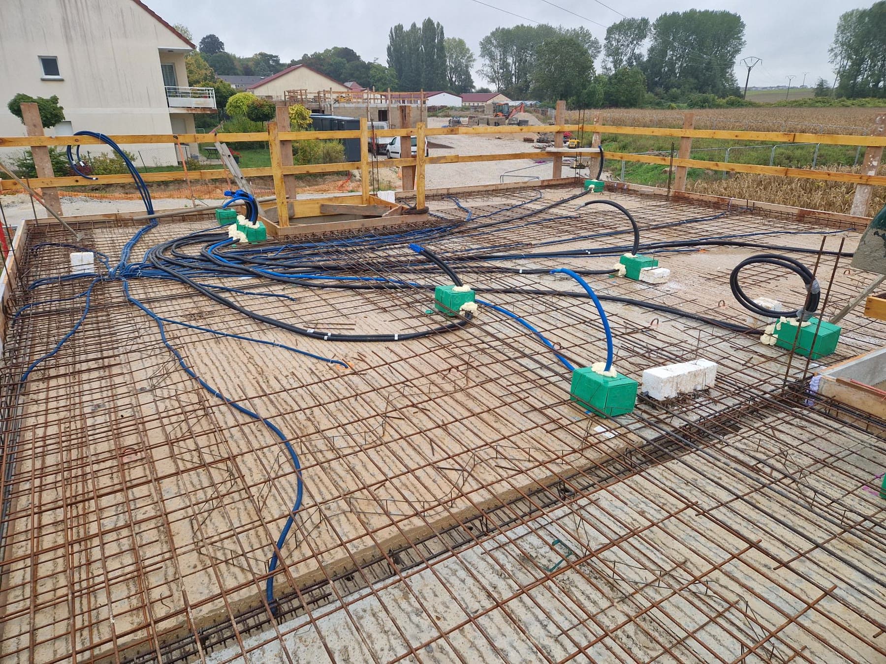 Ferraillage et réseaux avant coulage.