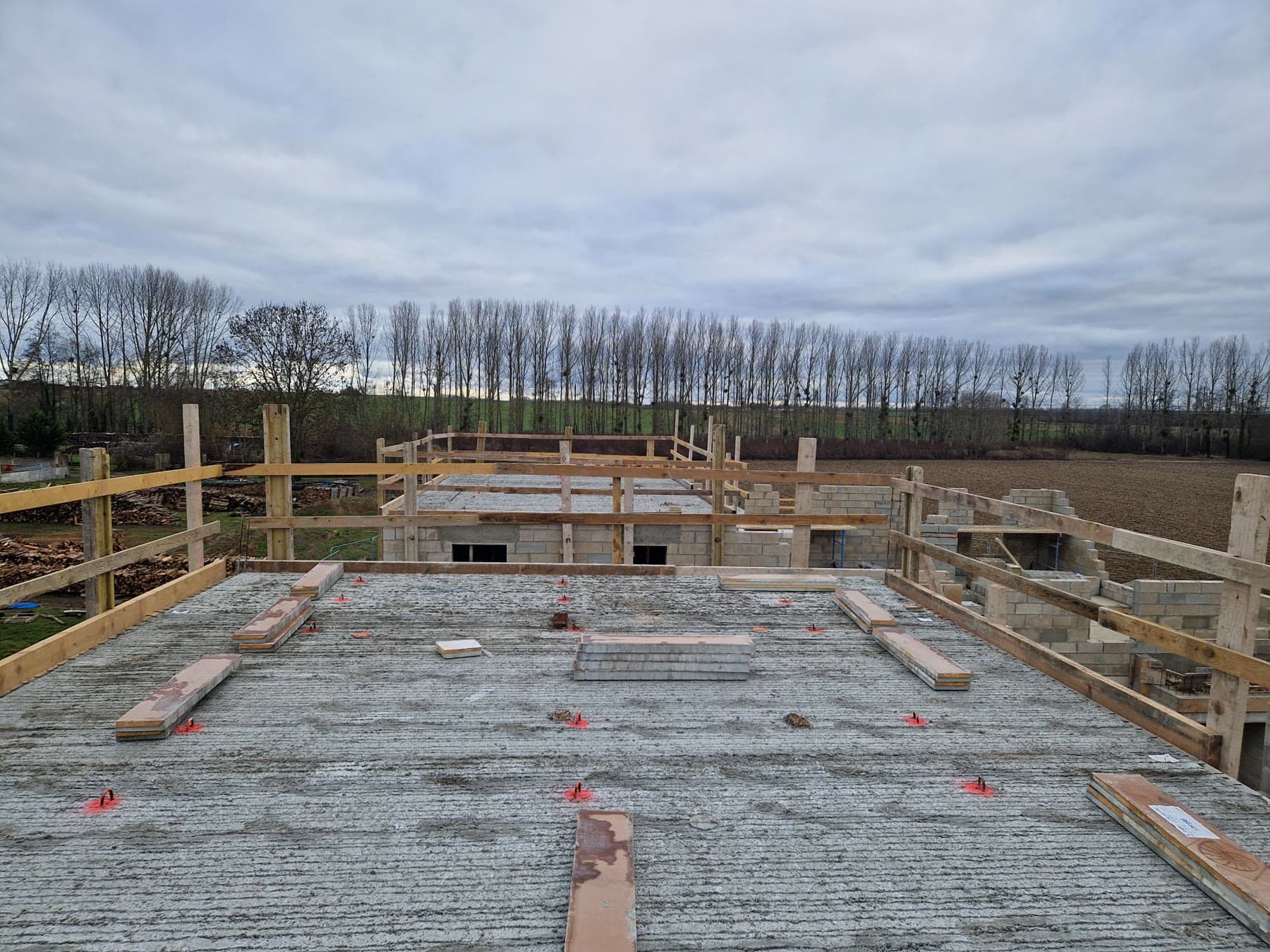 Plancher et maçonnerie du niveau supérieur.