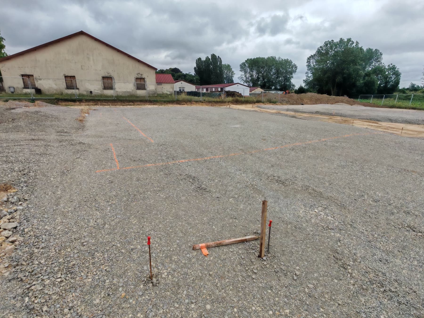 Préparation du terrain pour les bâtiments.