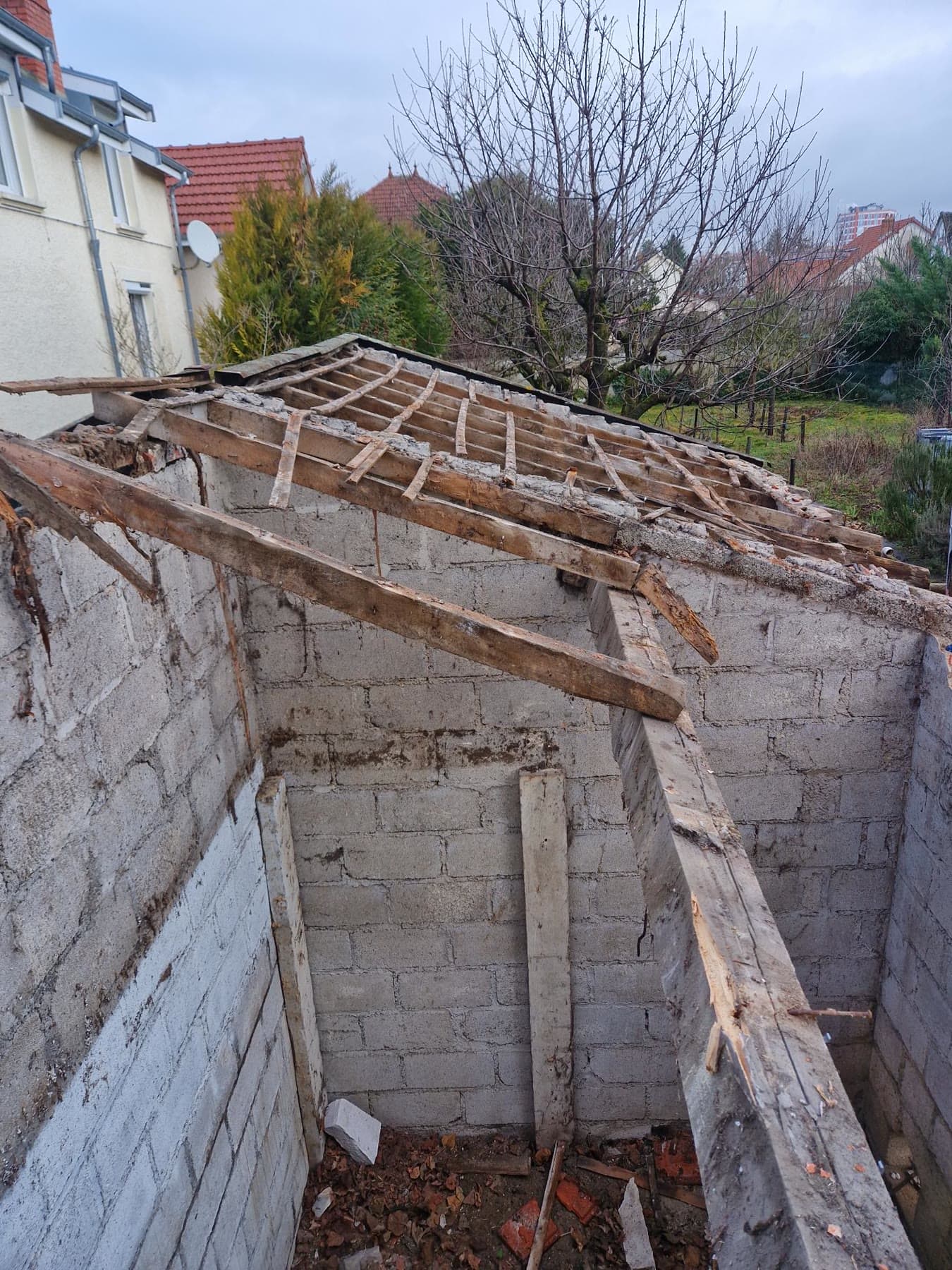 Dépose de la toiture de l’annexe.