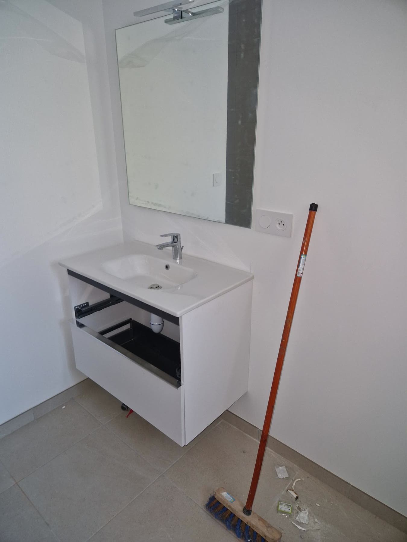Meuble vasque dans la salle d’eau.