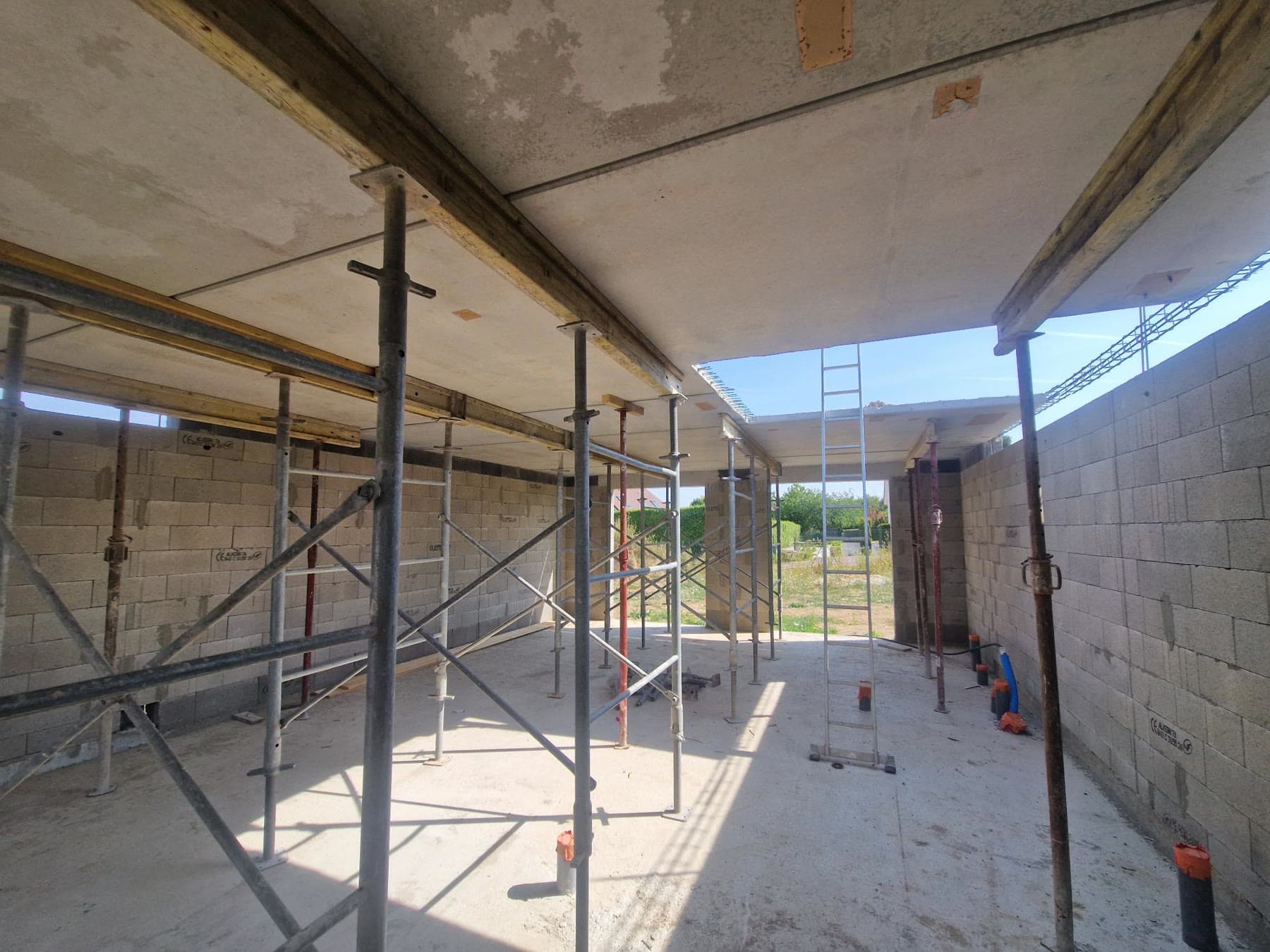 Étaiement du plancher vu depuis l’intérieur.