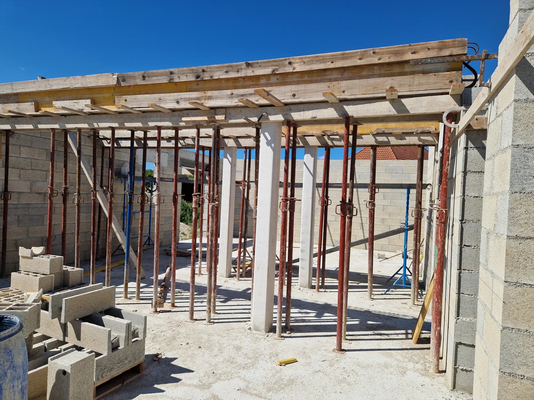 Étaiement des éléments en béton.