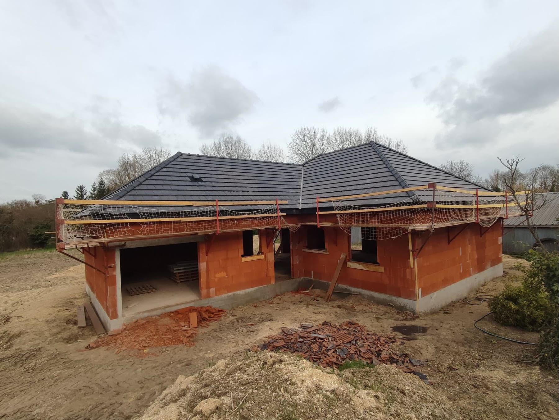 Maison et garage sous leur couverture.