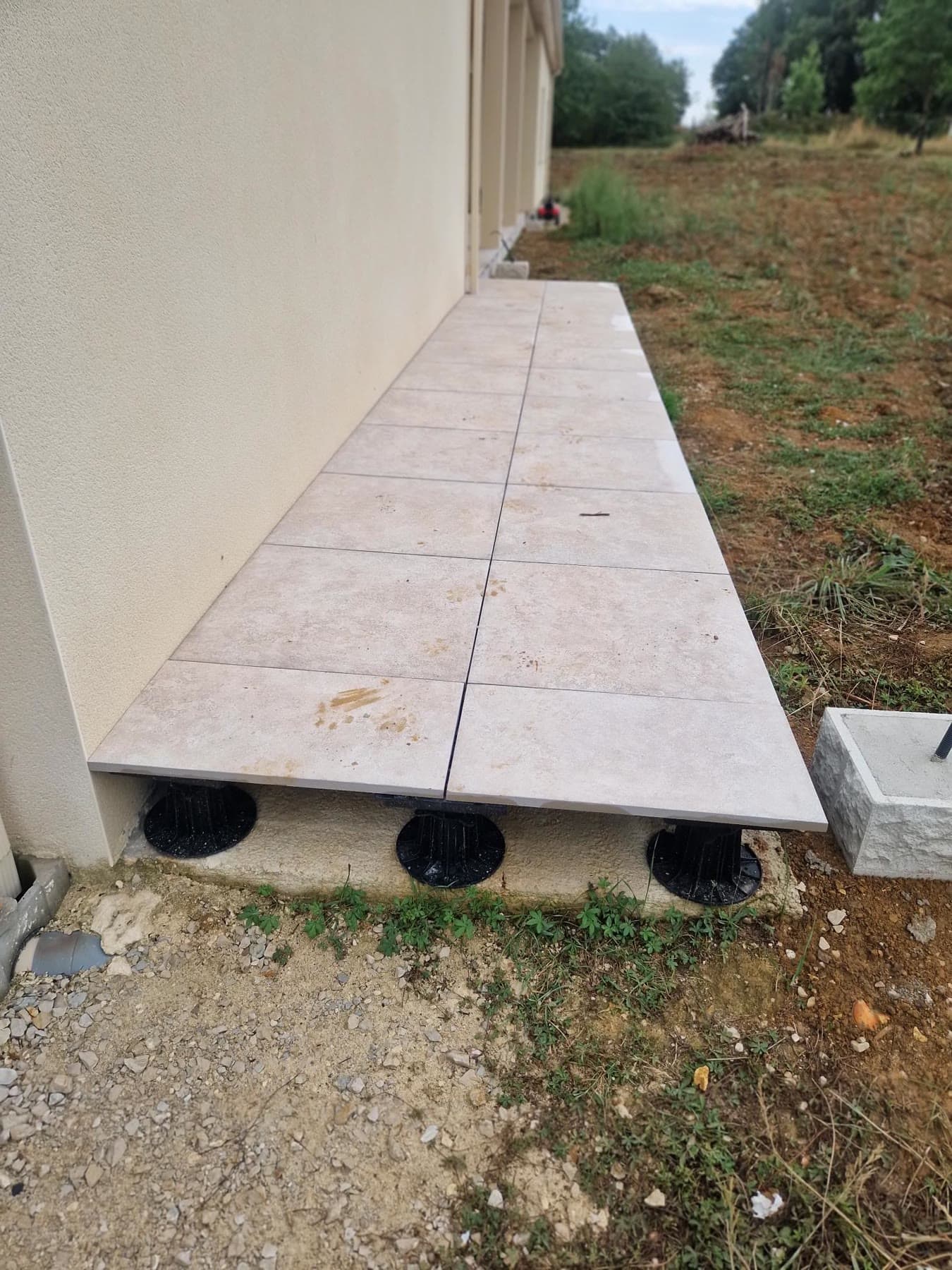 Pose d’une terrasse en dalles sur plots à Saint-Mards-en-Othe