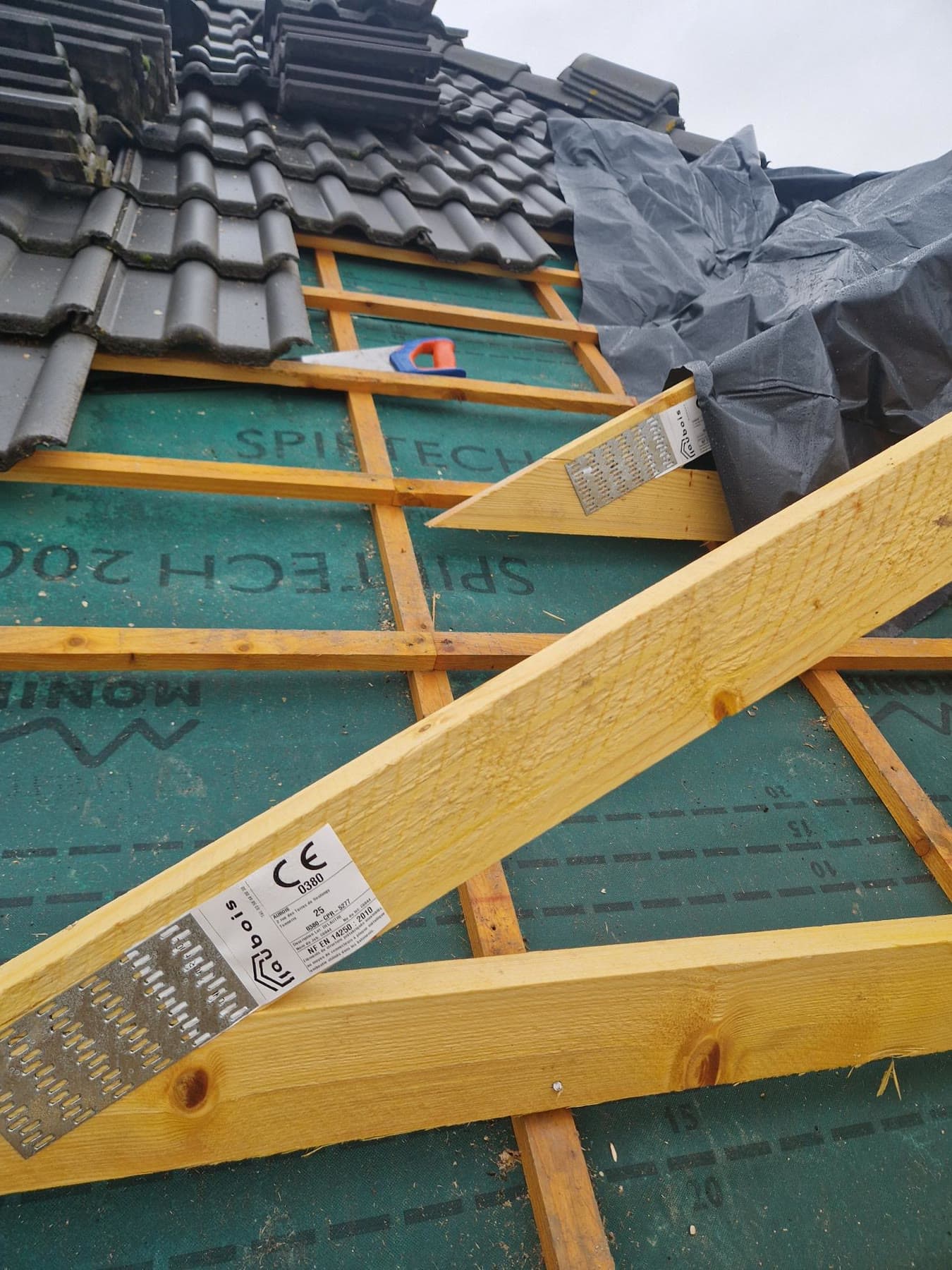 Raccord de toiture avec la maison.