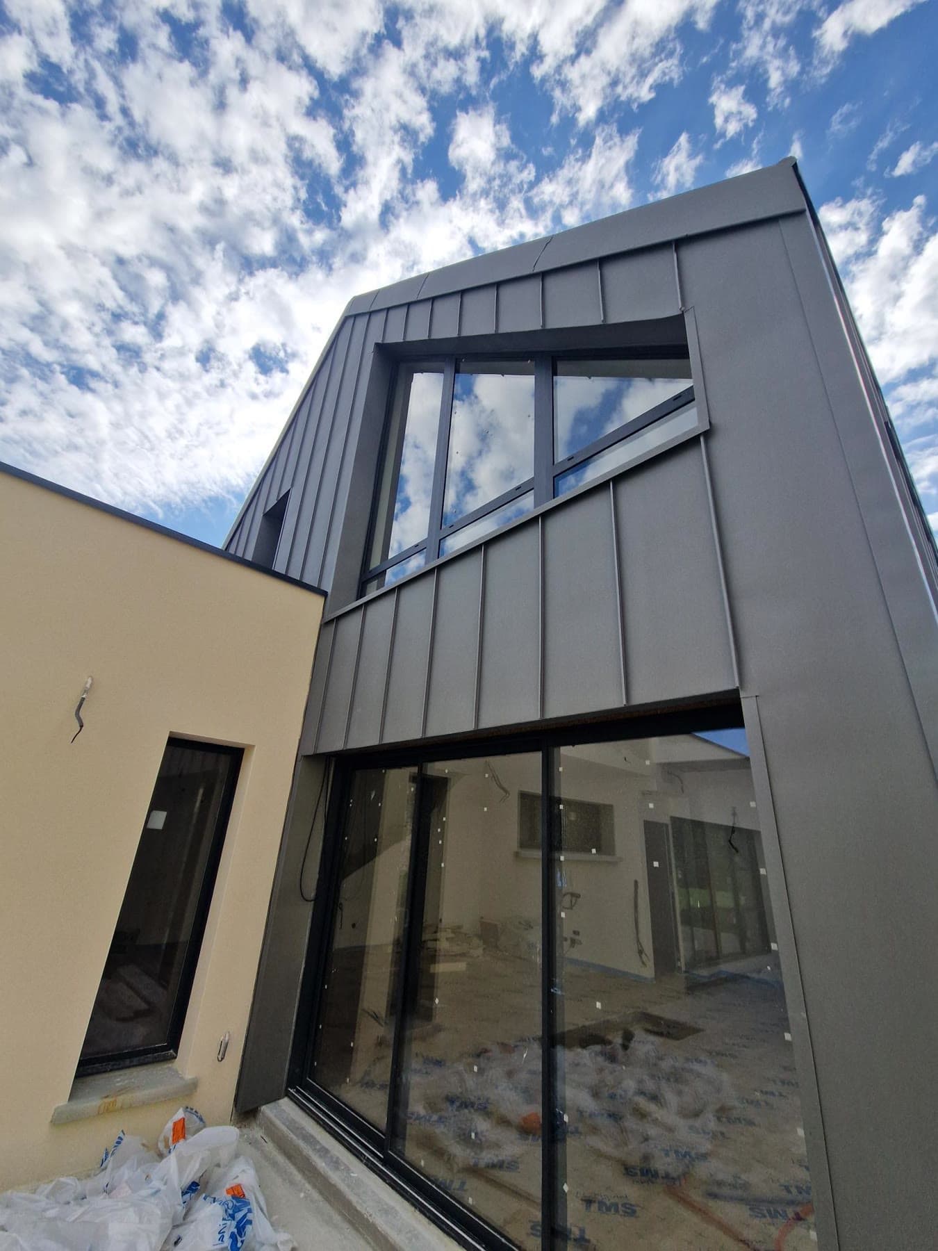 Grandes menuiseries extérieures intégrées à une extension contemporaine à Troyes
