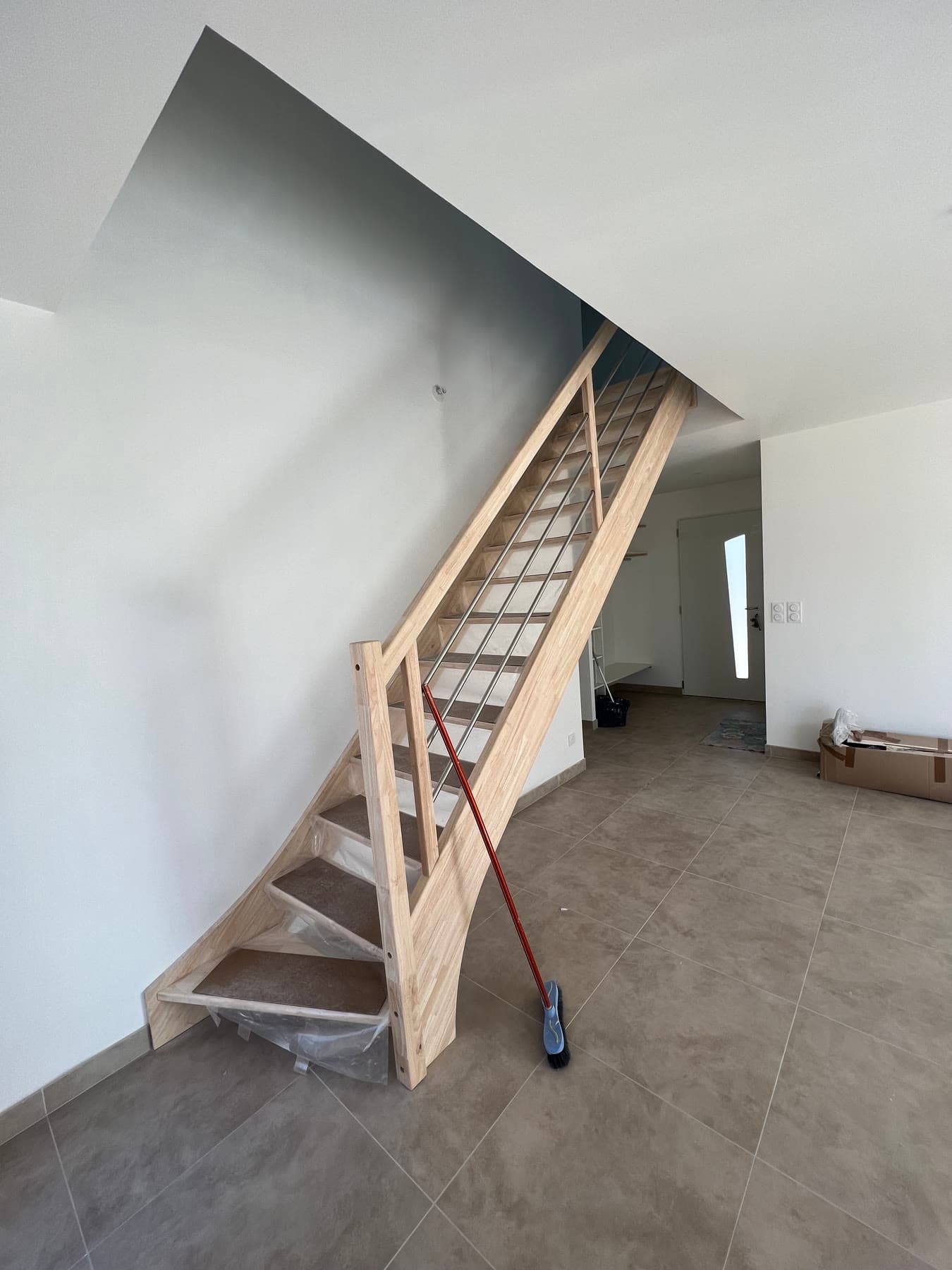 Escalier et aménagement de la pièce de vie.