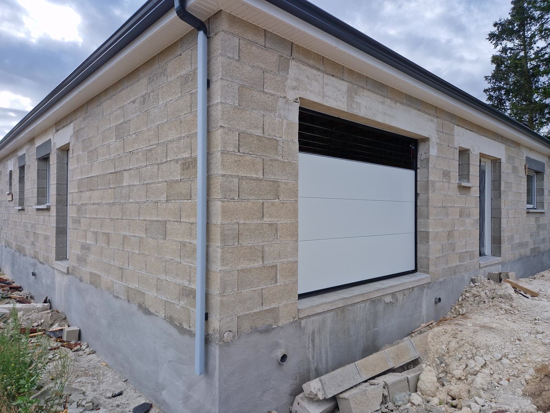 Menuiseries extérieures et porte de garage.