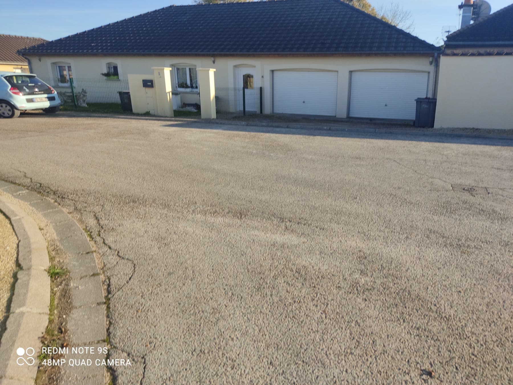 Façade et portes de garage avant l’aménagement intérieur.