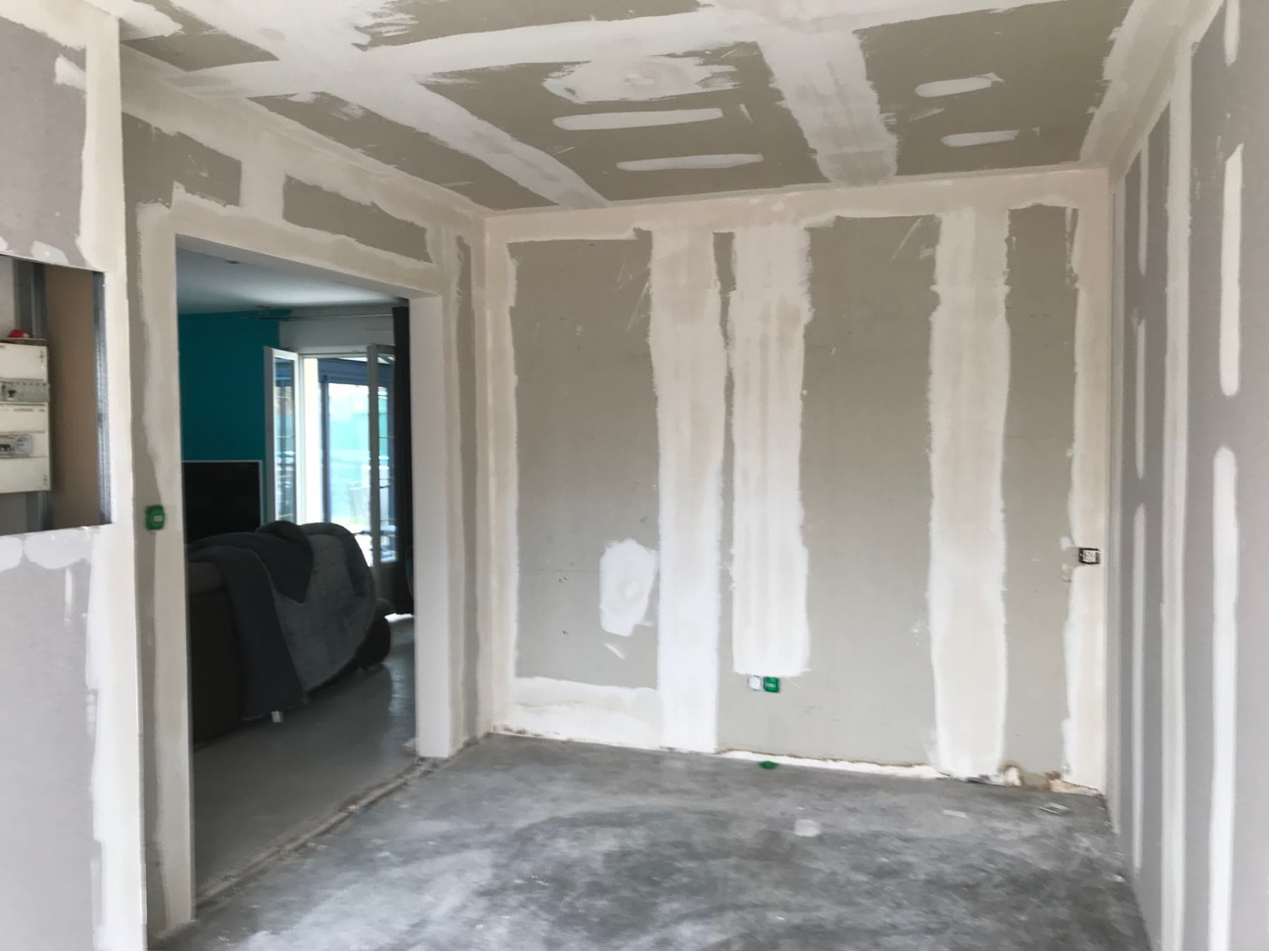 Garage transformé et ouvert sur la maison à La Chapelle-Saint-Luc
