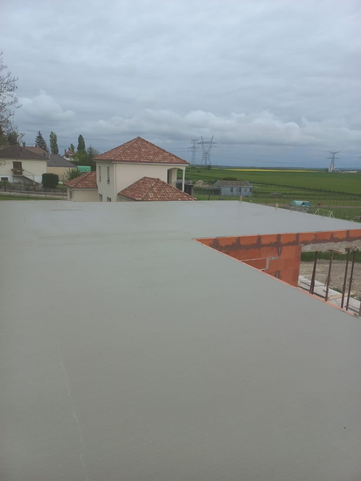 Dalle béton réalisée sur l’emprise de la maison de plain-pied.
