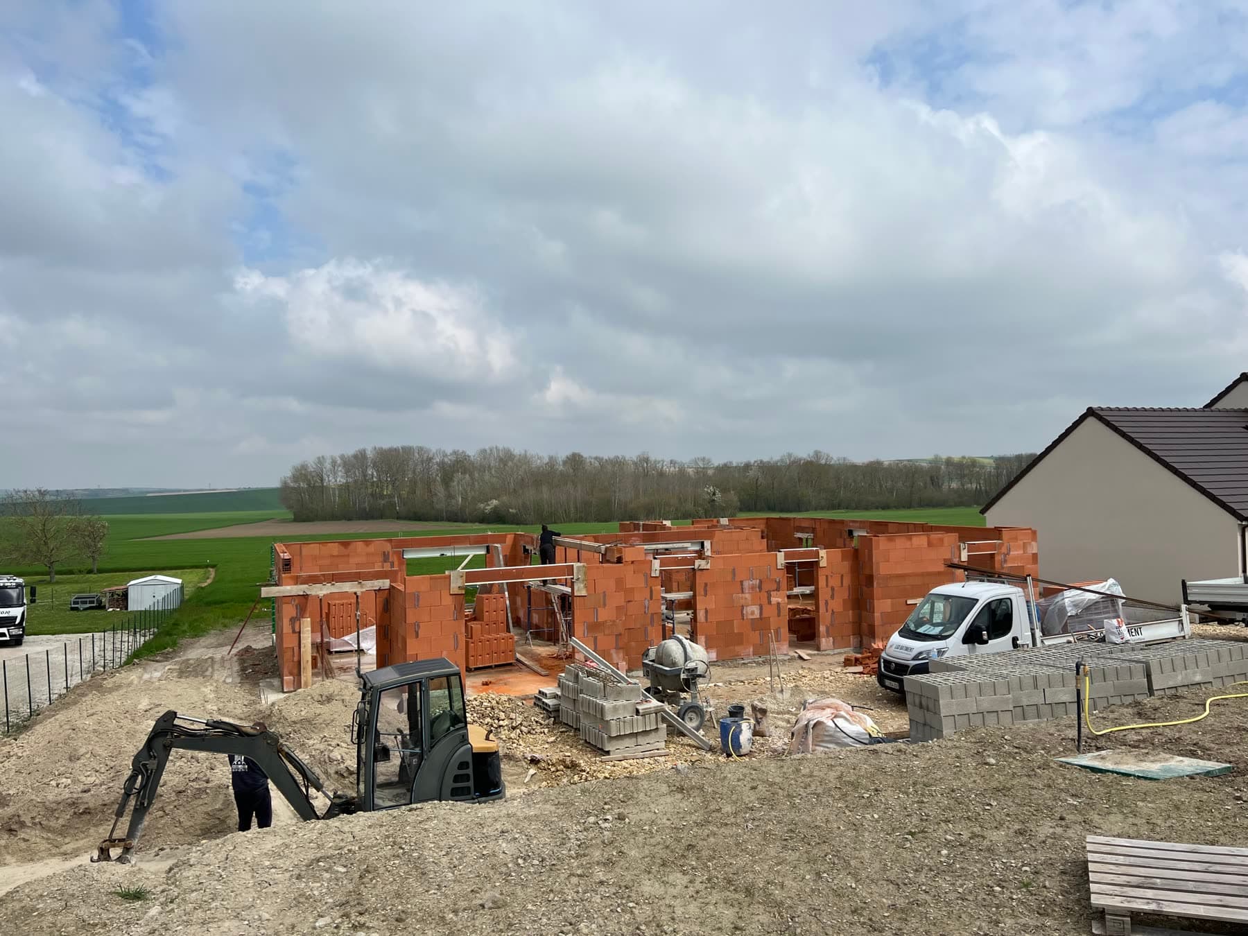 Élévation des murs en brique thermique sur la dalle.