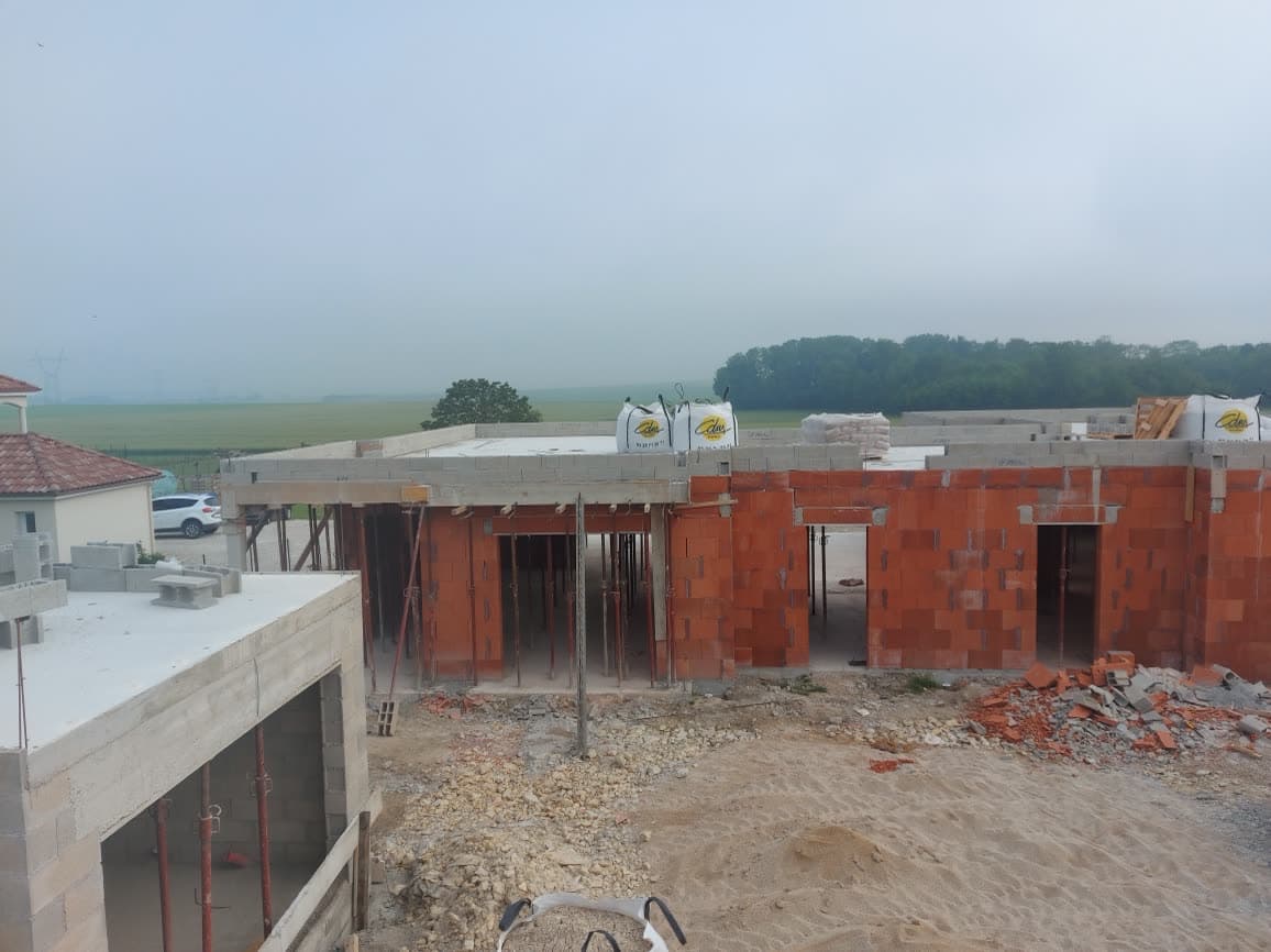 Gros œuvre de la maison et du volume de garage en cours de réalisation.