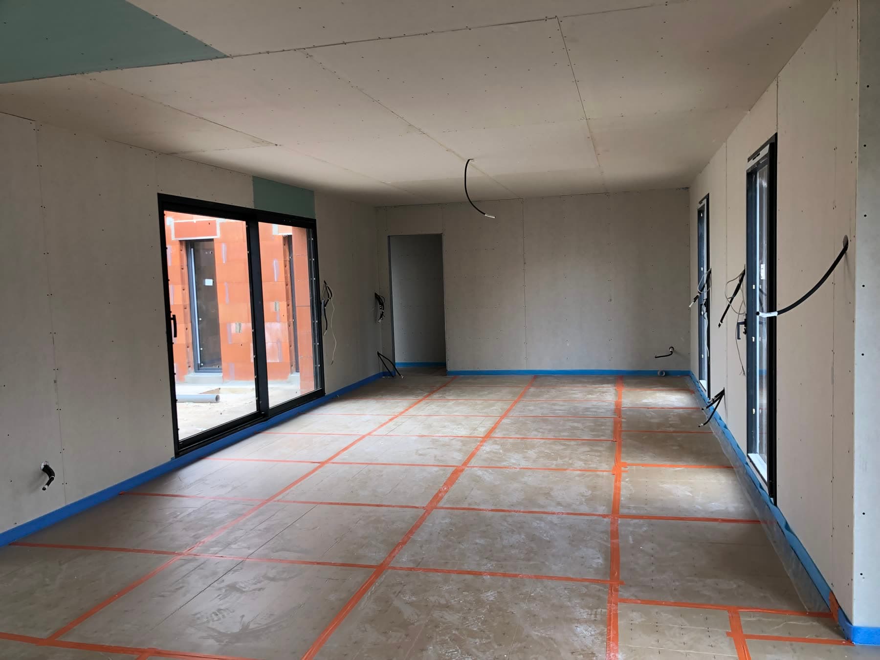Volume intérieur ouvert et baies posées avant les finitions.