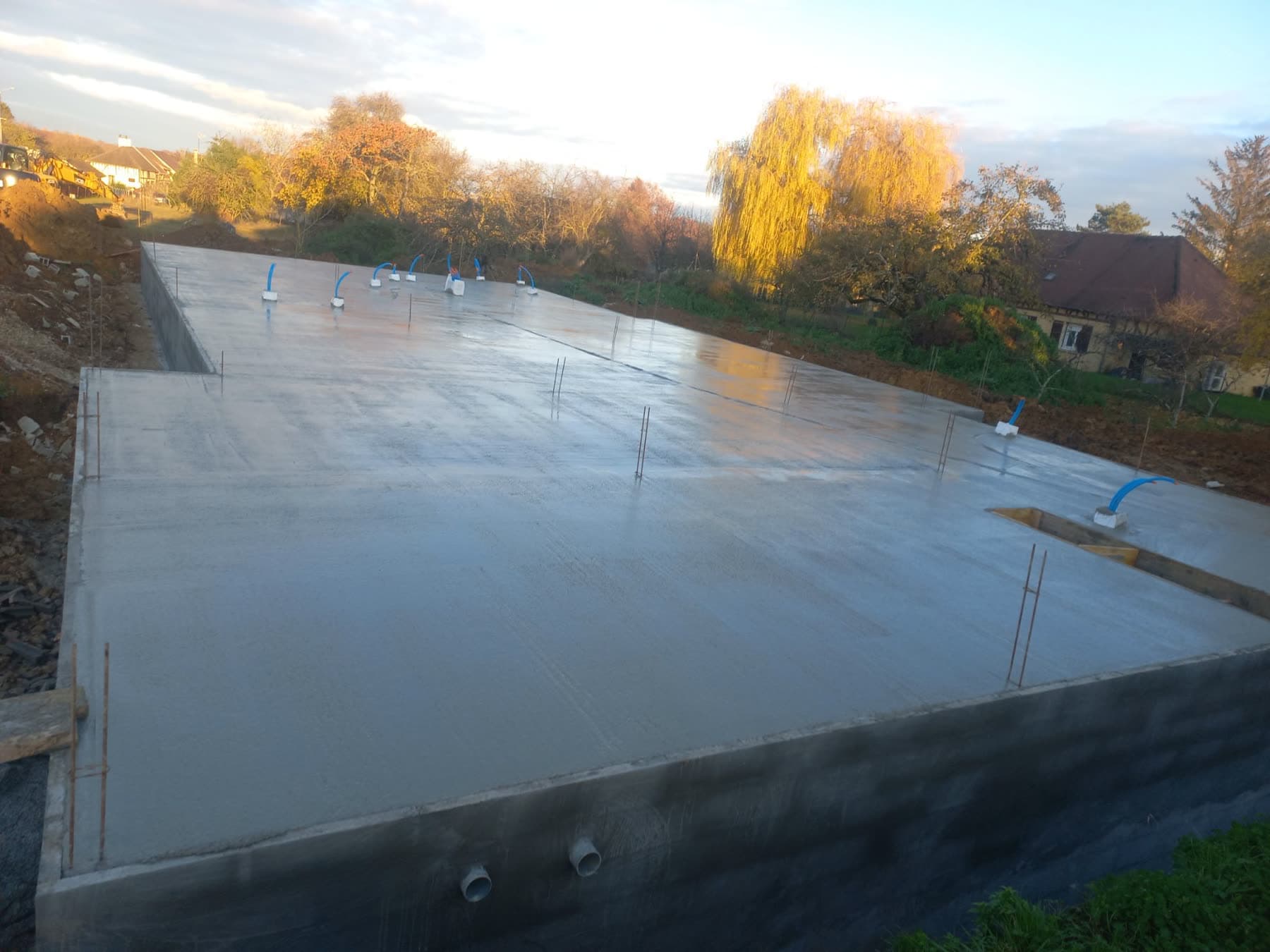 Dalle béton coulée sur l’ensemble du volume principal.