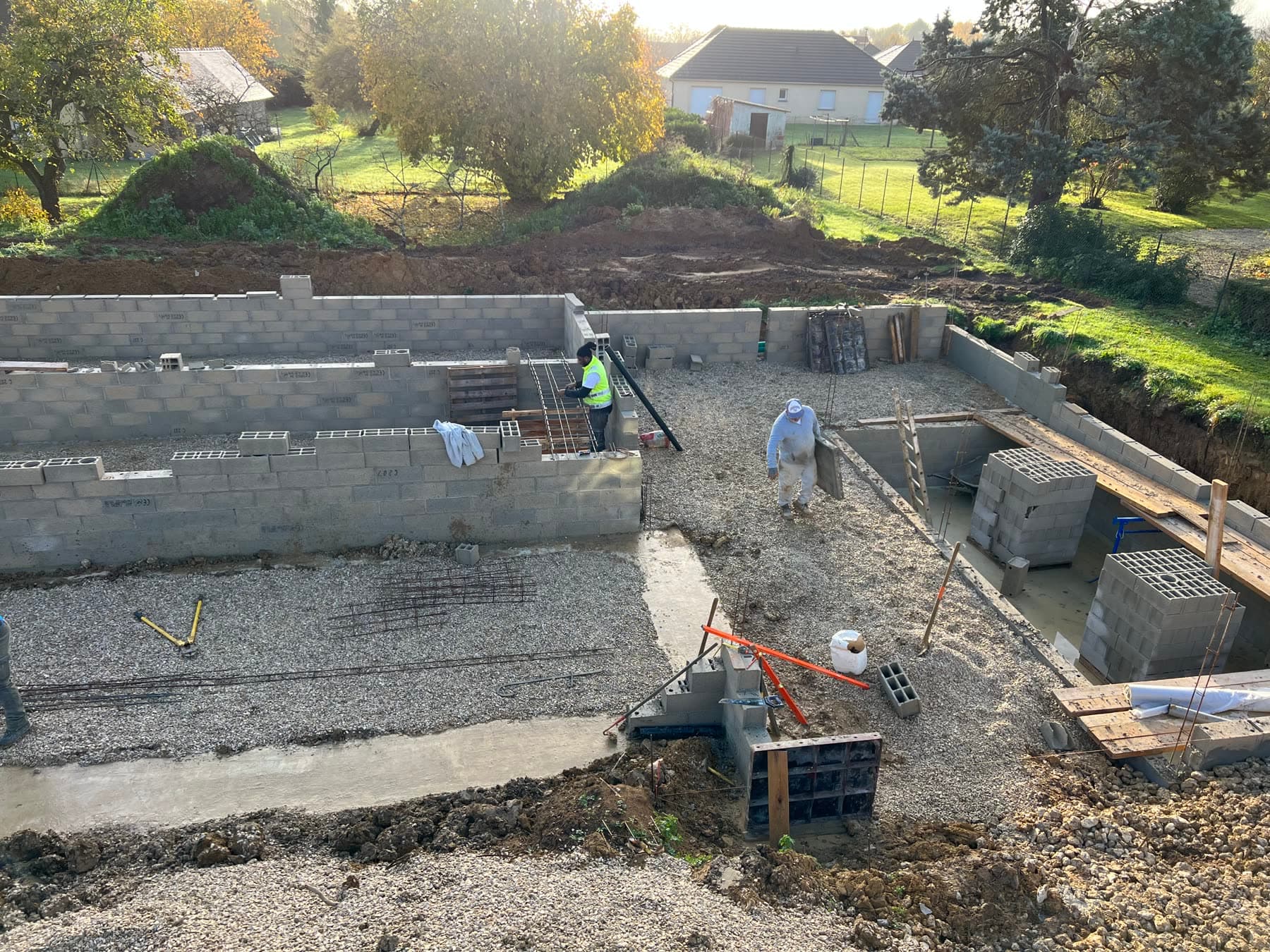 Préparation du plancher avant le ferraillage de la dalle.