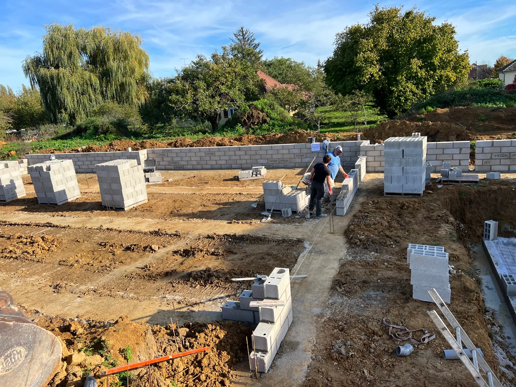 Élévation des murs de soubassement sur les fondations.