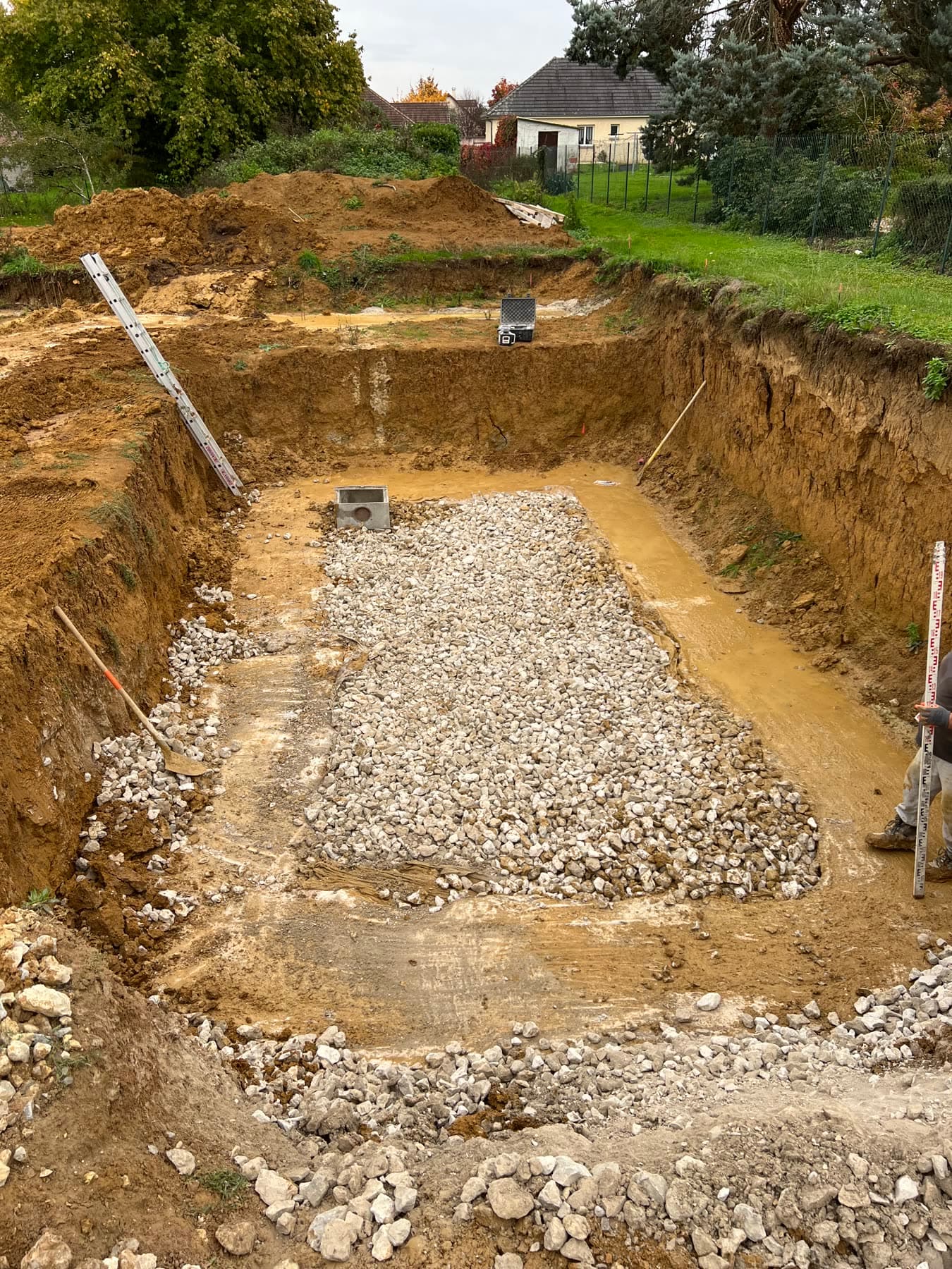 Terrassement et excavation de l’emprise de la maison.