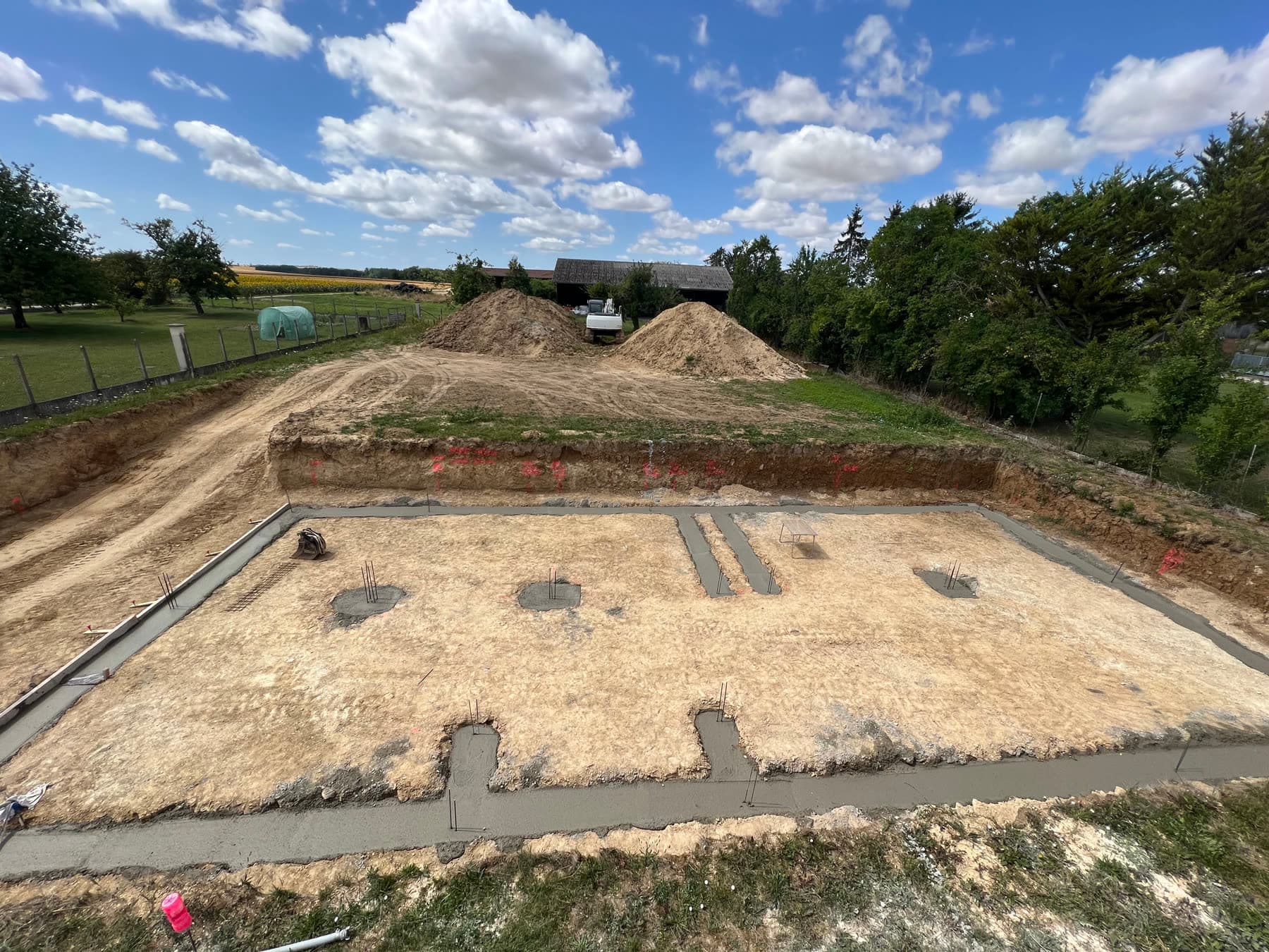 Préparation des fondations de la maison sur sous-sol complet.