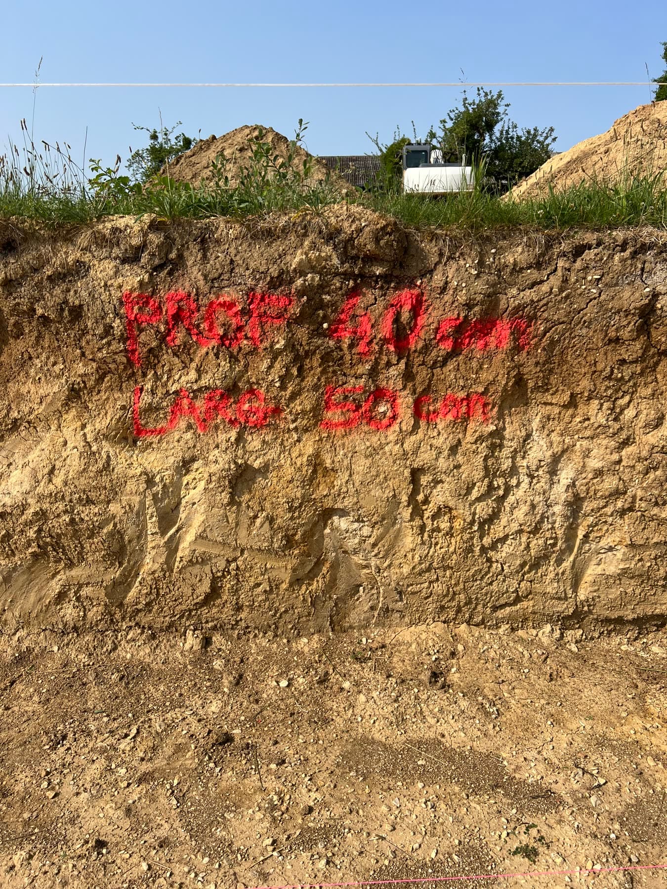 Repérage du niveau d’implantation dans le terrain avant les fondations.