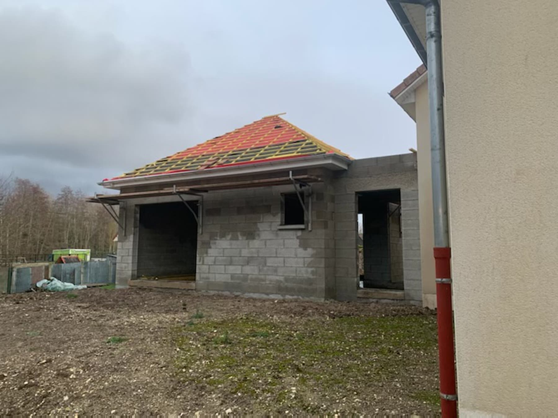 Raccord du nouveau volume à la maison existante.