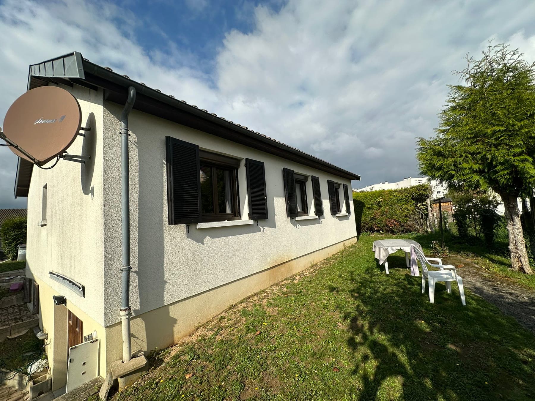 Vue latérale de la maison avant l’intervention.