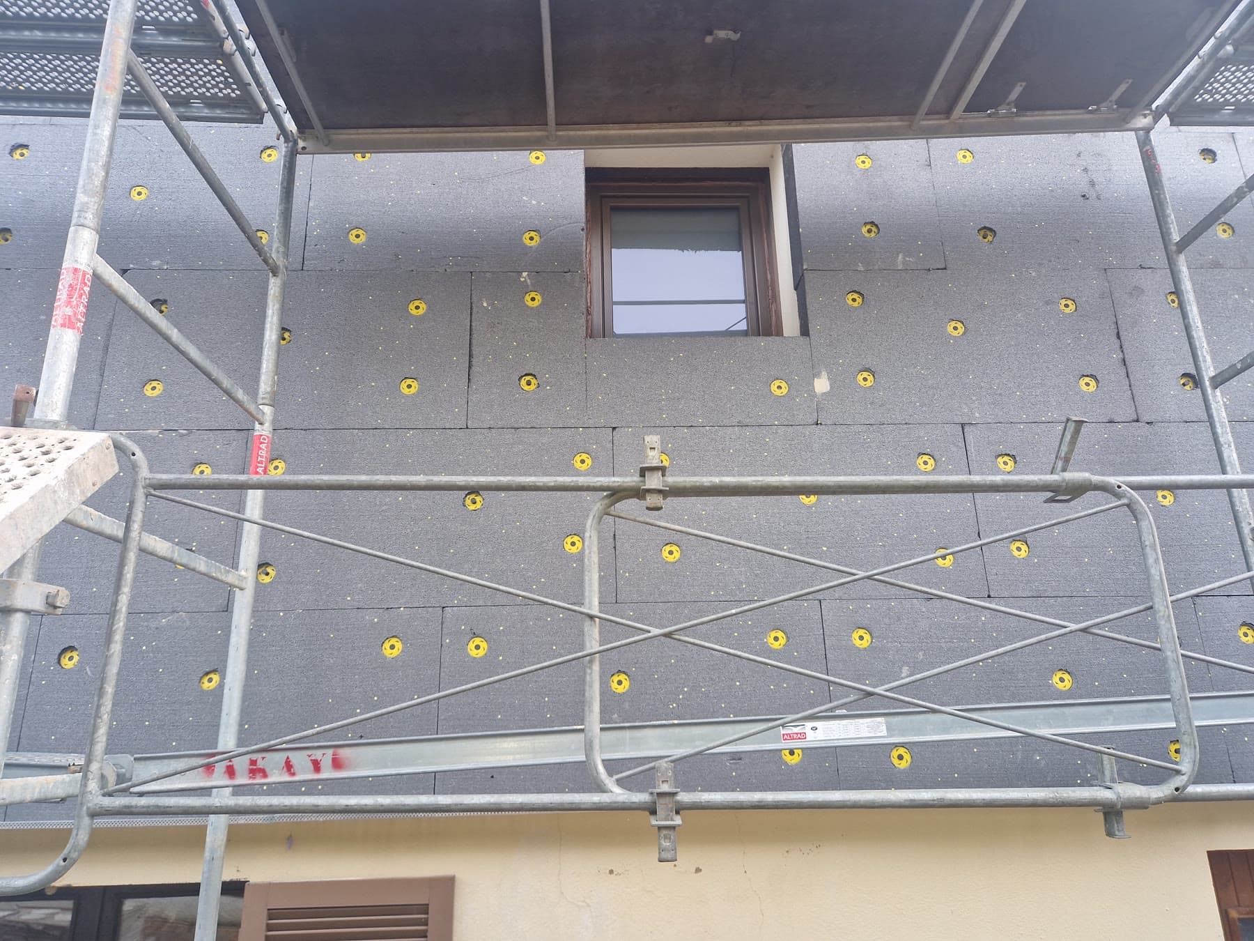 Pose des panneaux isolants sur les façades de la maison.