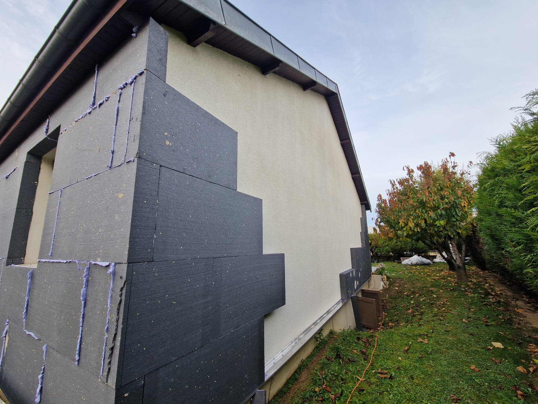 Traitement de l’angle et raccord avec la façade existante.