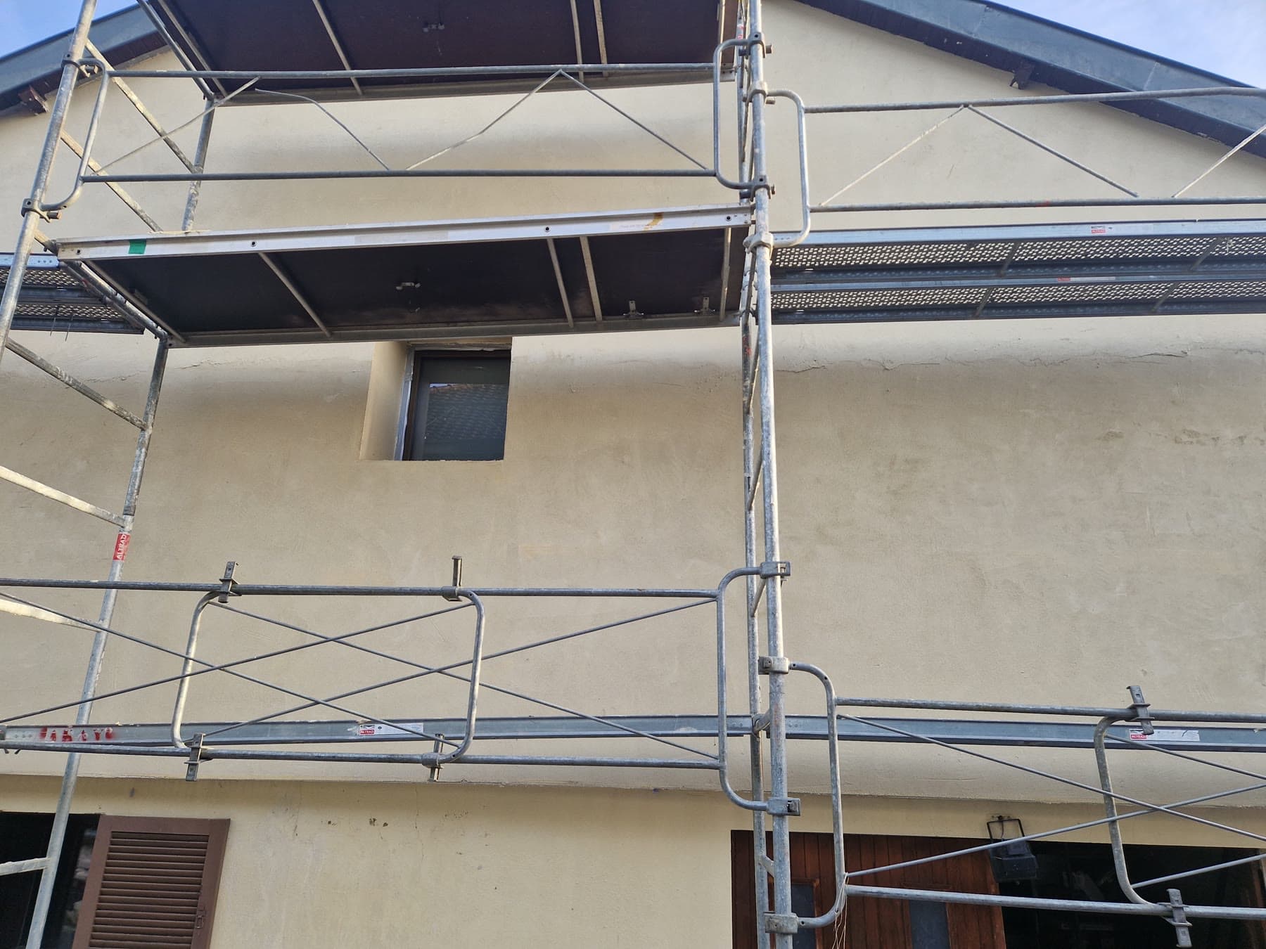 Application du sous-enduit sur l’ensemble de la façade.