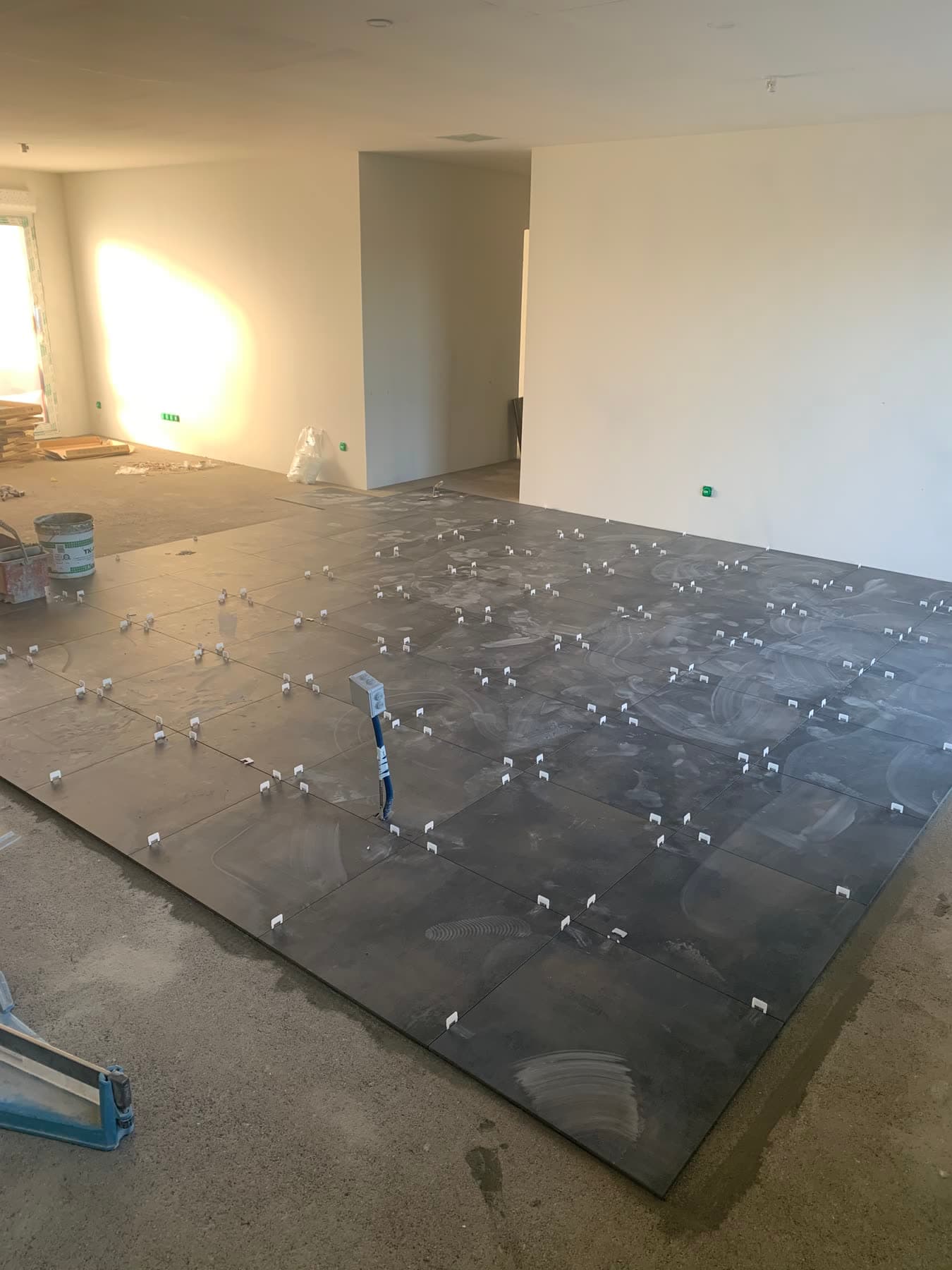 Carrelage posé dans les pièces de vie et les circulations.