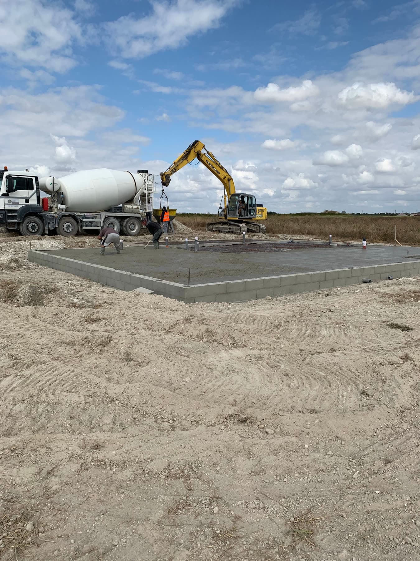 Réalisation du dallage béton avant l’élévation des murs.