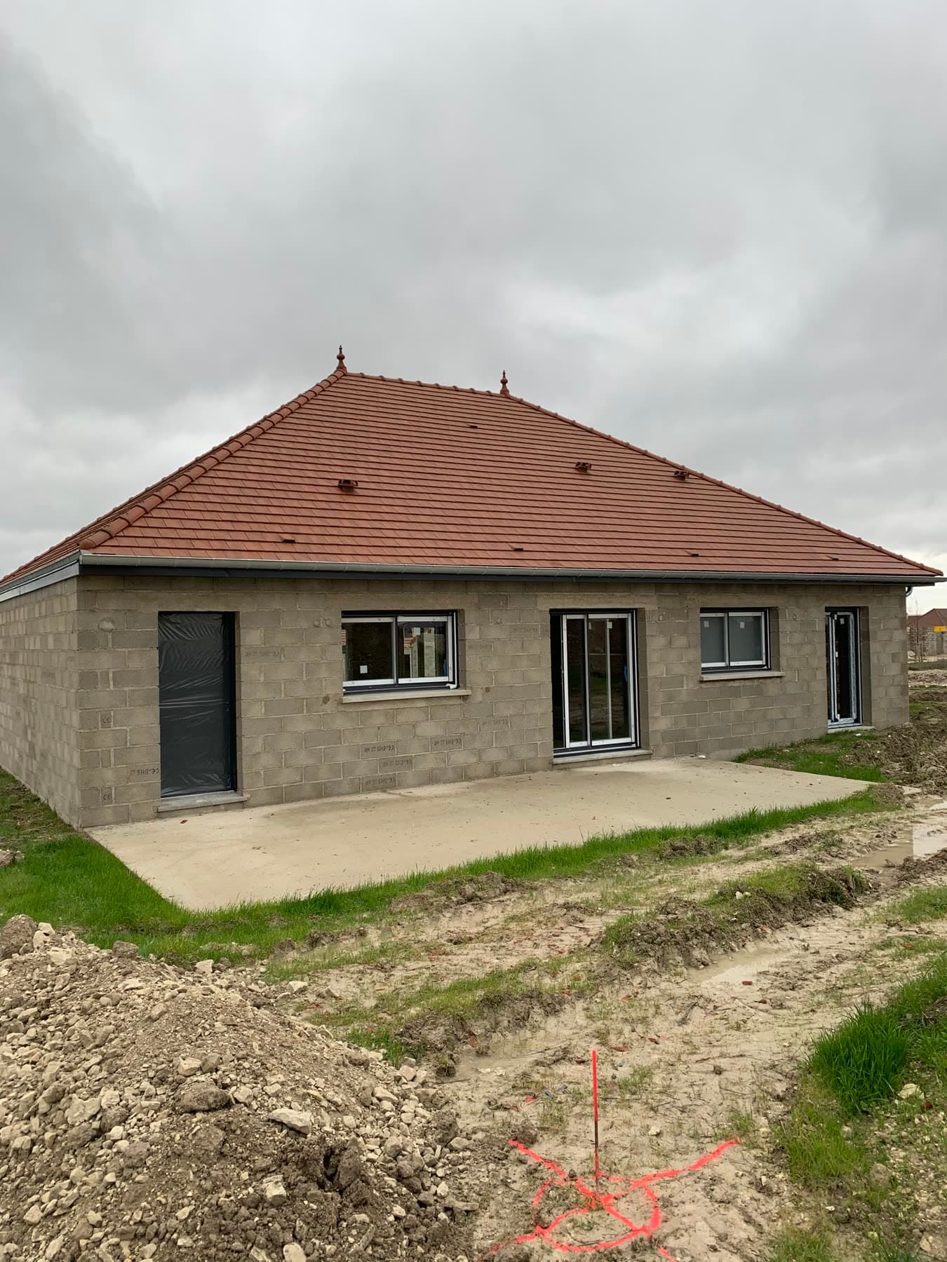 Maison hors d’air après la pose des menuiseries extérieures.