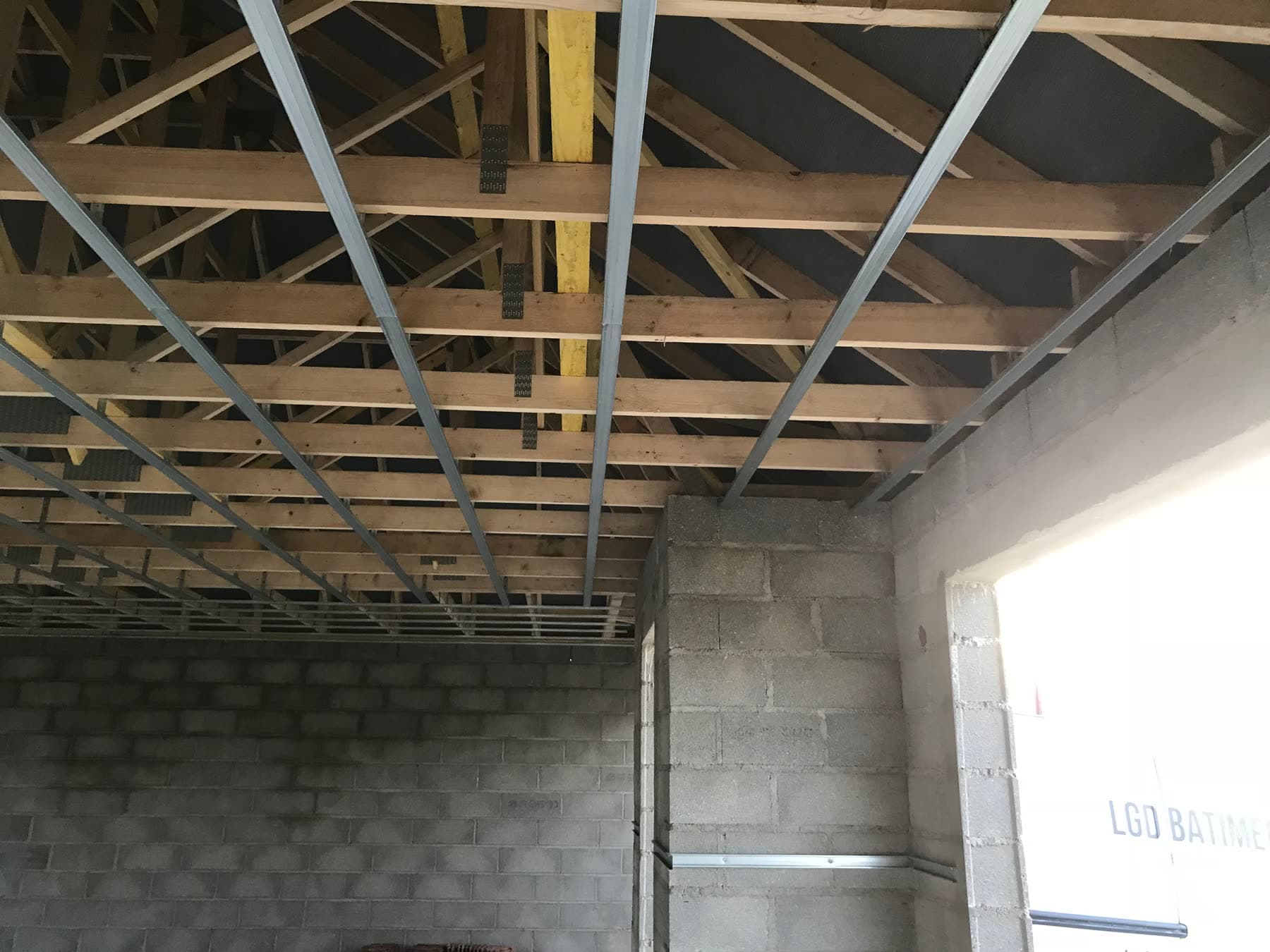 Ossature du plafond et préparation des ouvrages de plâtrerie.