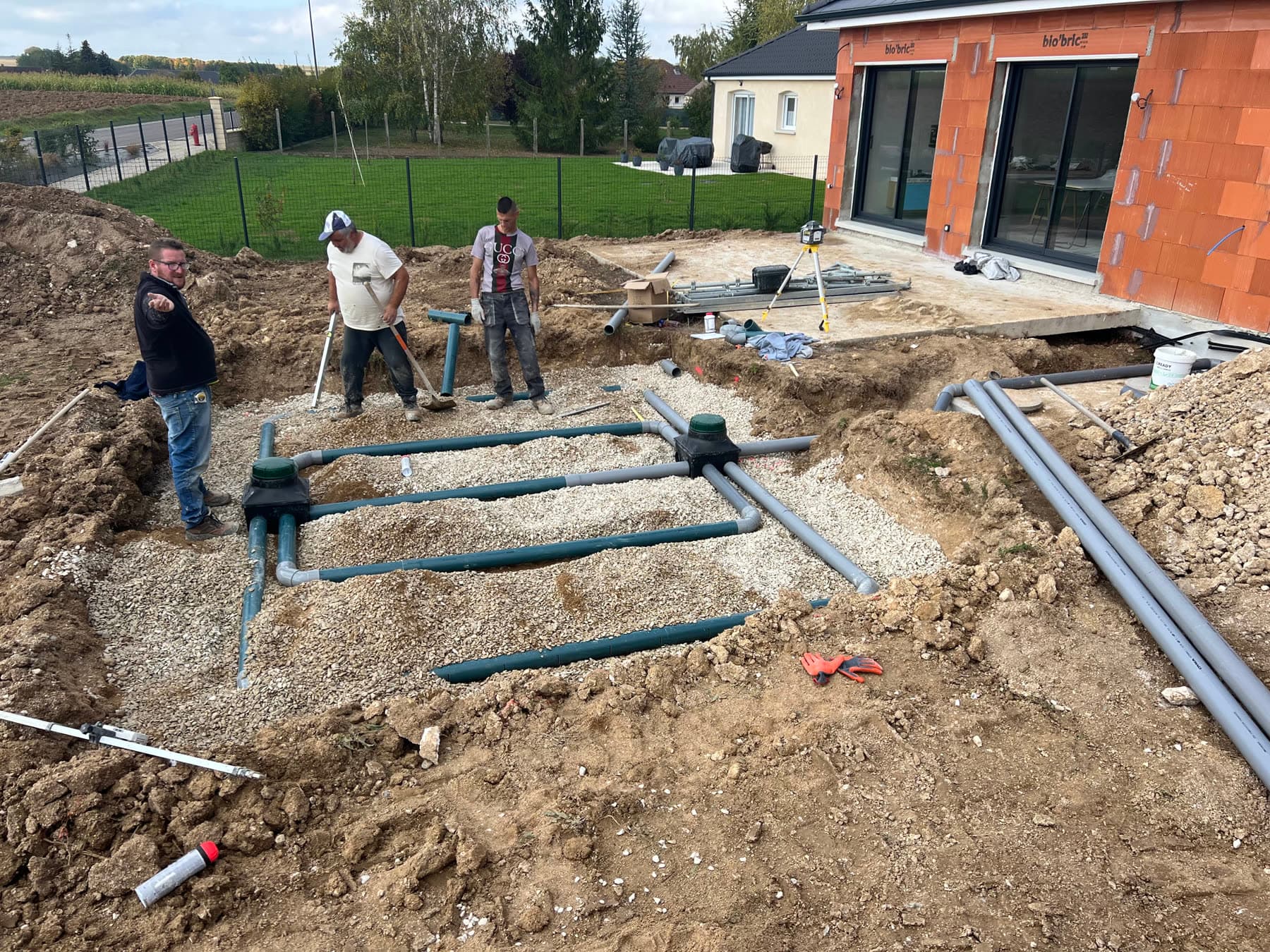 Réseau de drainage posé au pied du soubassement.
