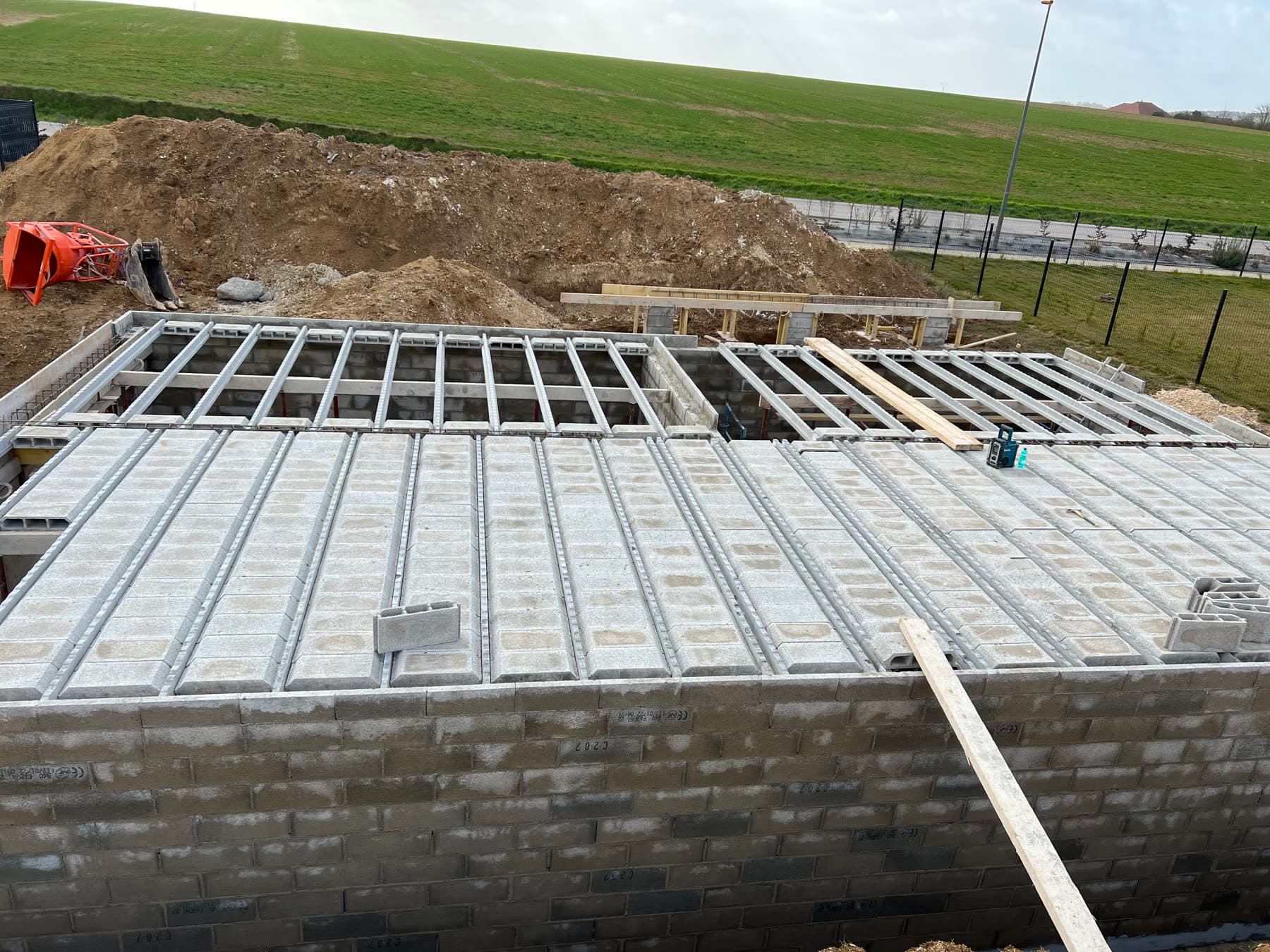 Pose du plancher haut au-dessus des murs du sous-sol.