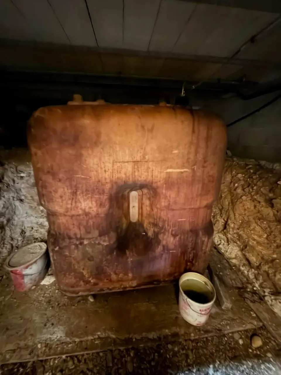 La cuve de l’installation fioul d’origine, photographiée avant les travaux.